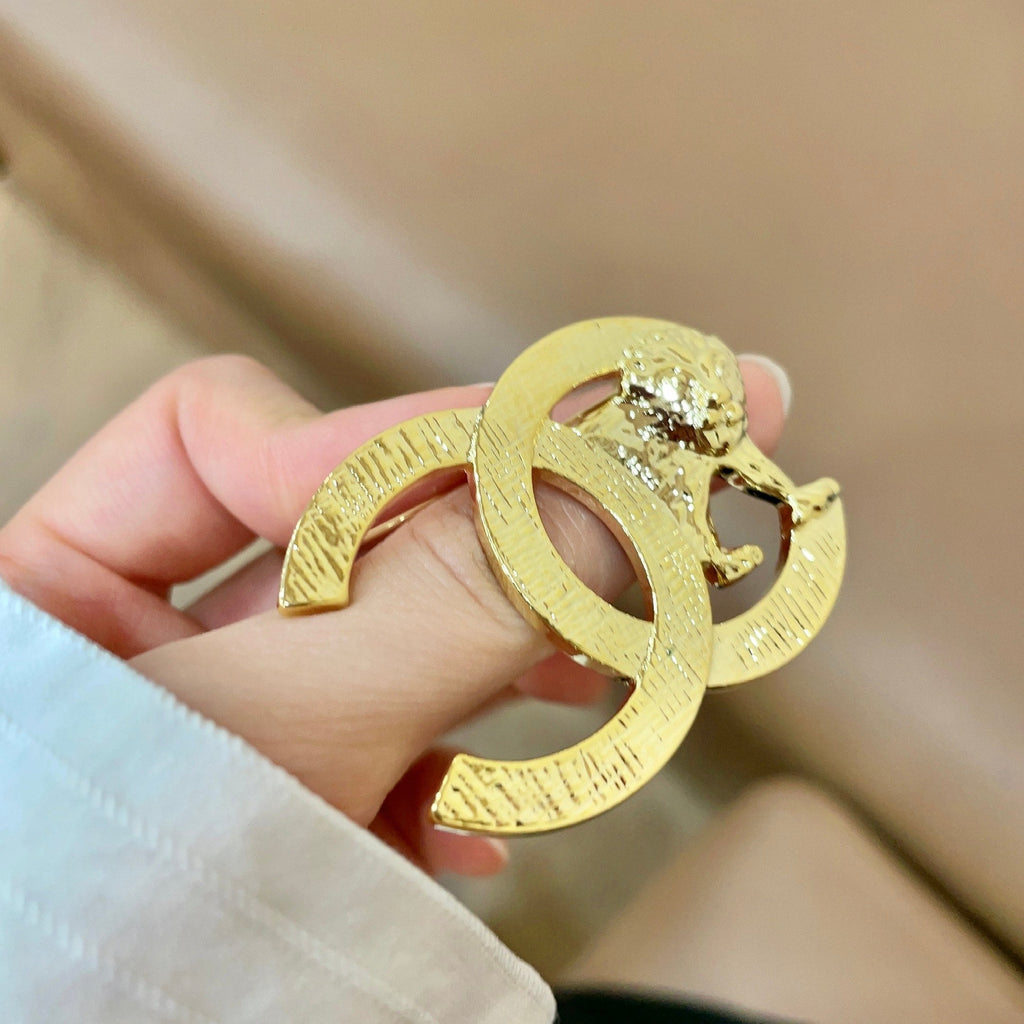CHANEL 26S DOUBLE C LOGO LION EMBLEM BROOCH IN GOLD METAL 629997