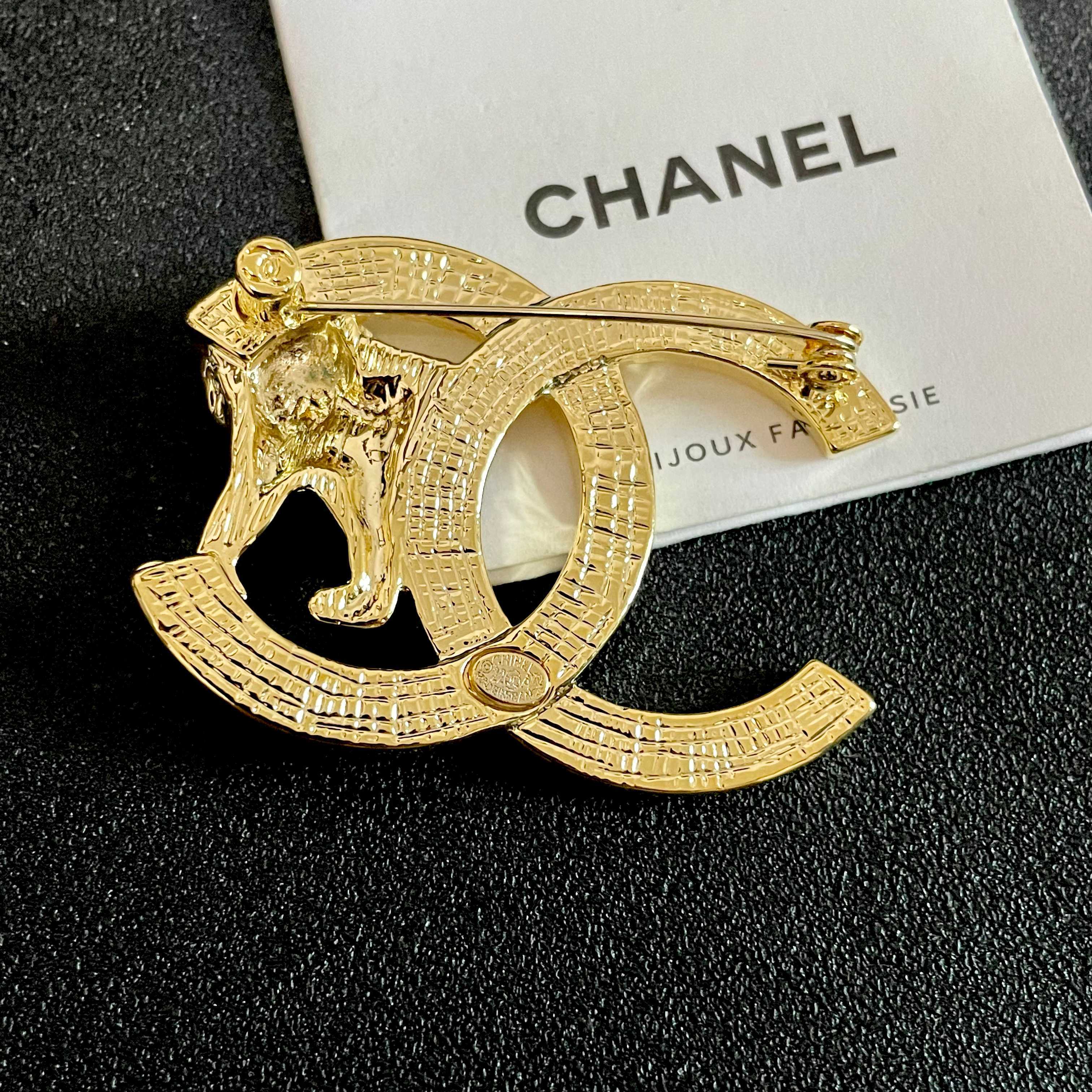 CHANEL 26S DOUBLE C LOGO LION EMBLEM BROOCH IN GOLD METAL 629997