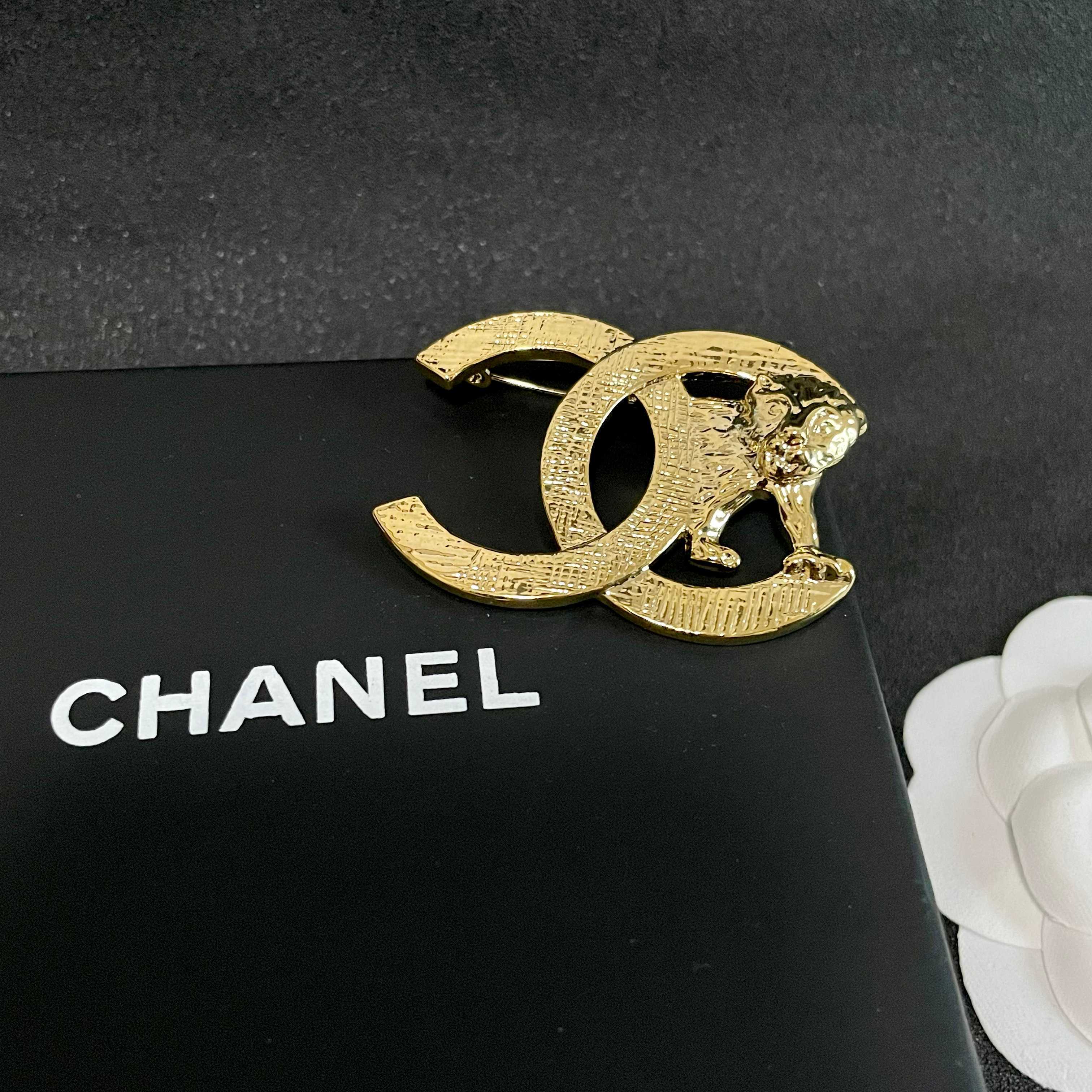 CHANEL 26S DOUBLE C LOGO LION EMBLEM BROOCH IN GOLD METAL 629997