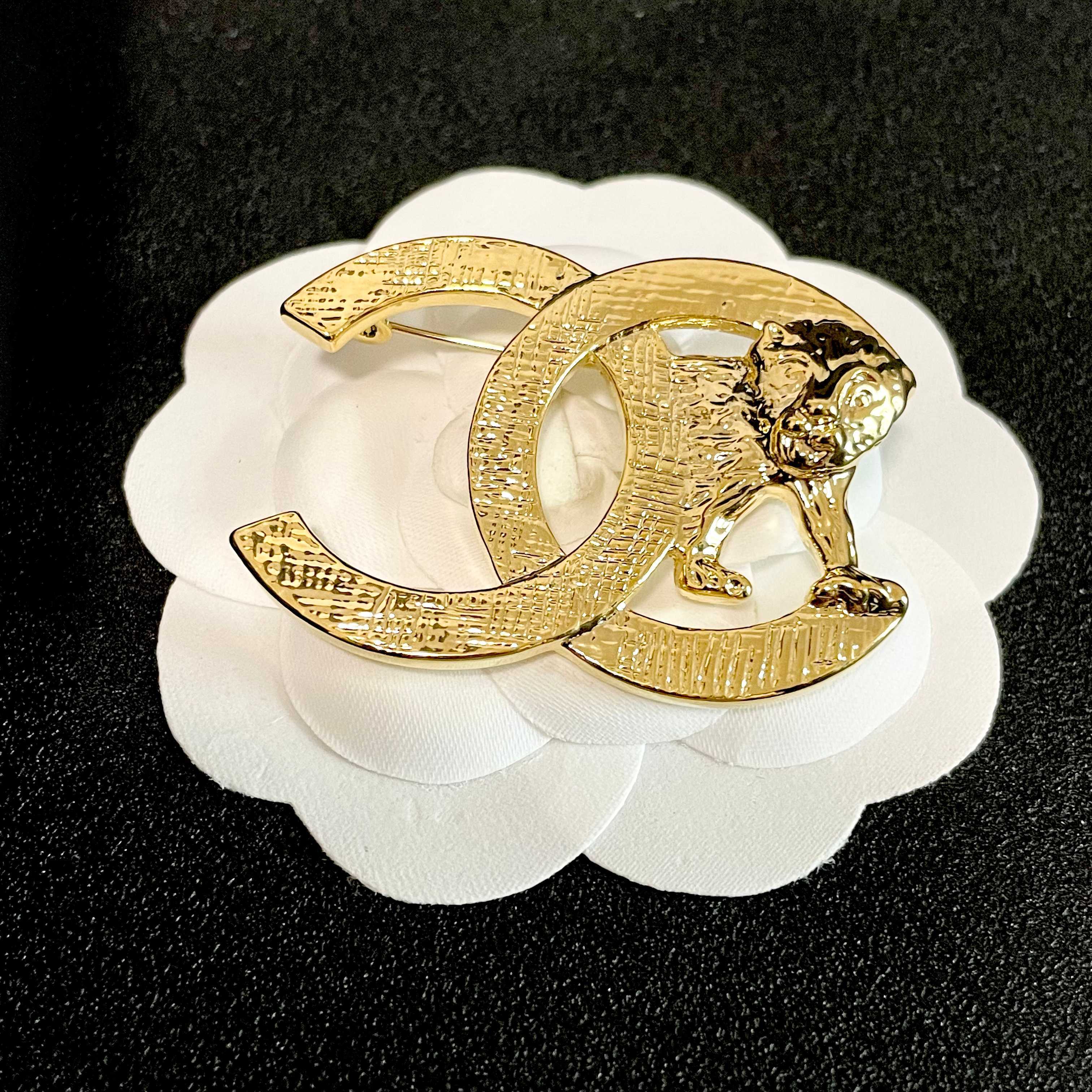CHANEL 26S DOUBLE C LOGO LION EMBLEM BROOCH IN GOLD METAL 629997