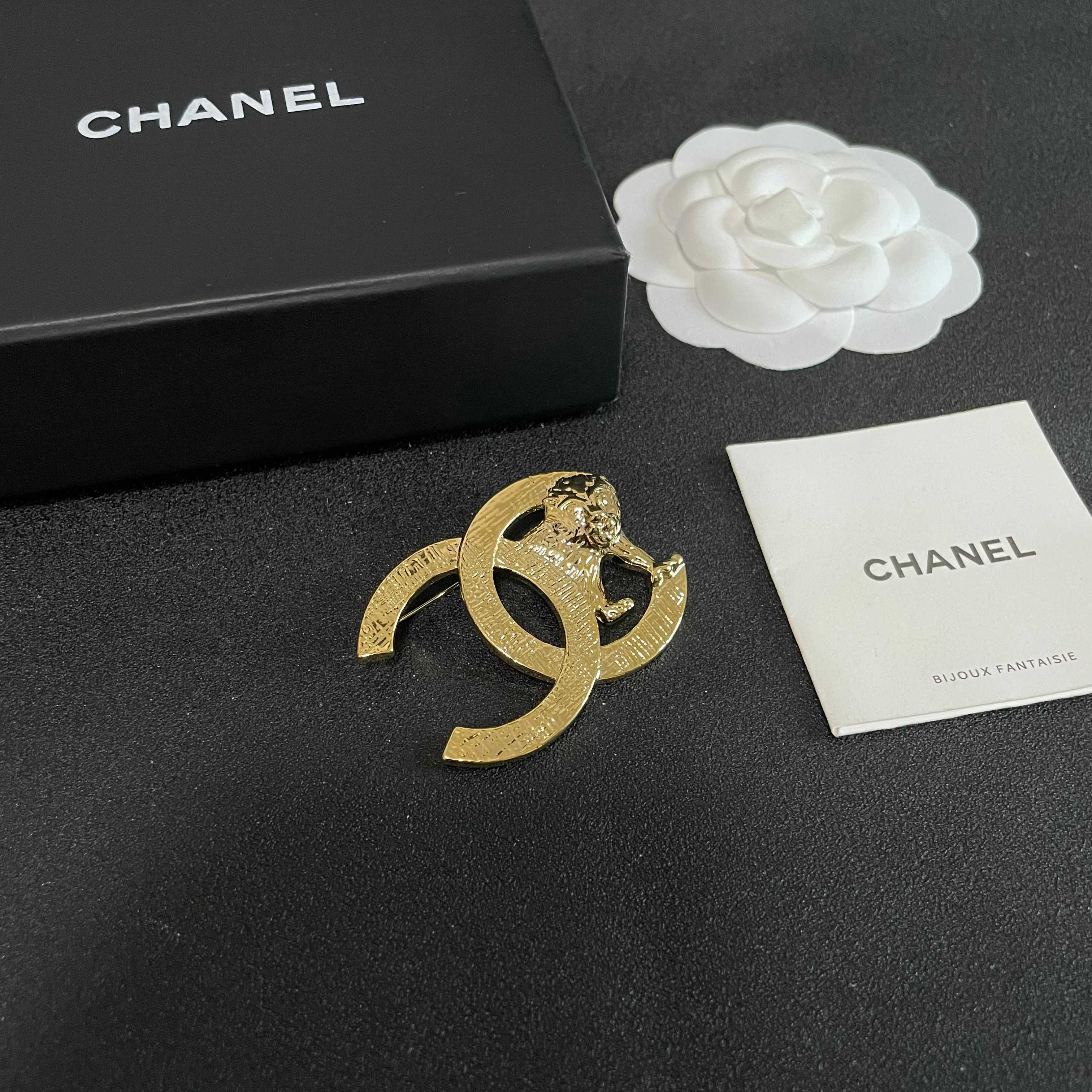 CHANEL 26S DOUBLE C LOGO LION EMBLEM BROOCH IN GOLD METAL 629997