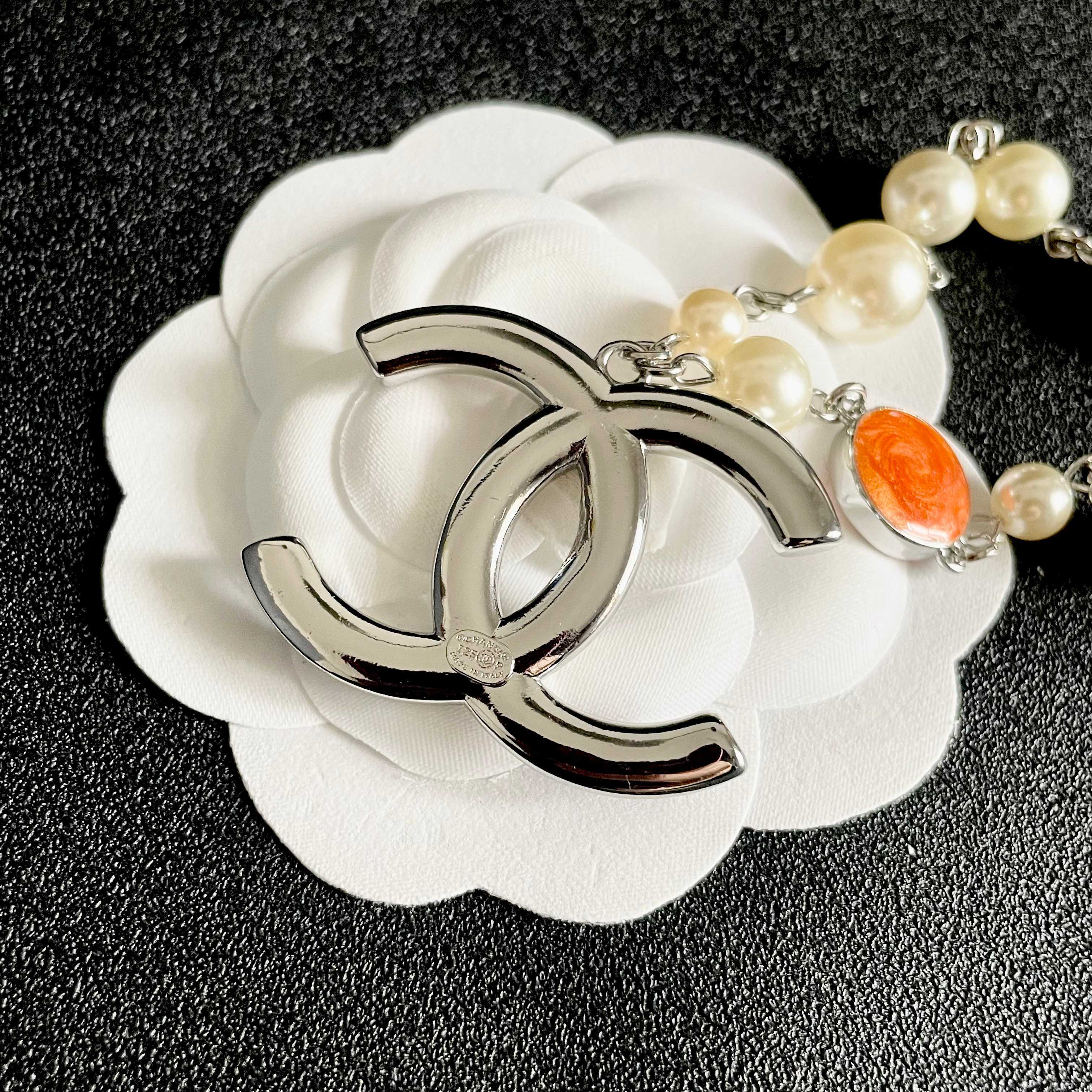CHANEL 26S CC MARBLE PEARL CHAIN NECKLACE IN SILVER METAL 630056