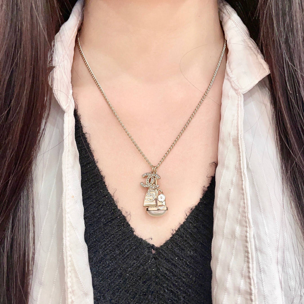 CHANEL 26S DOUBLE C LOGO SAILBOAT PENDANT NECKLACE WITH PEARL IN GOLD METAL 630060