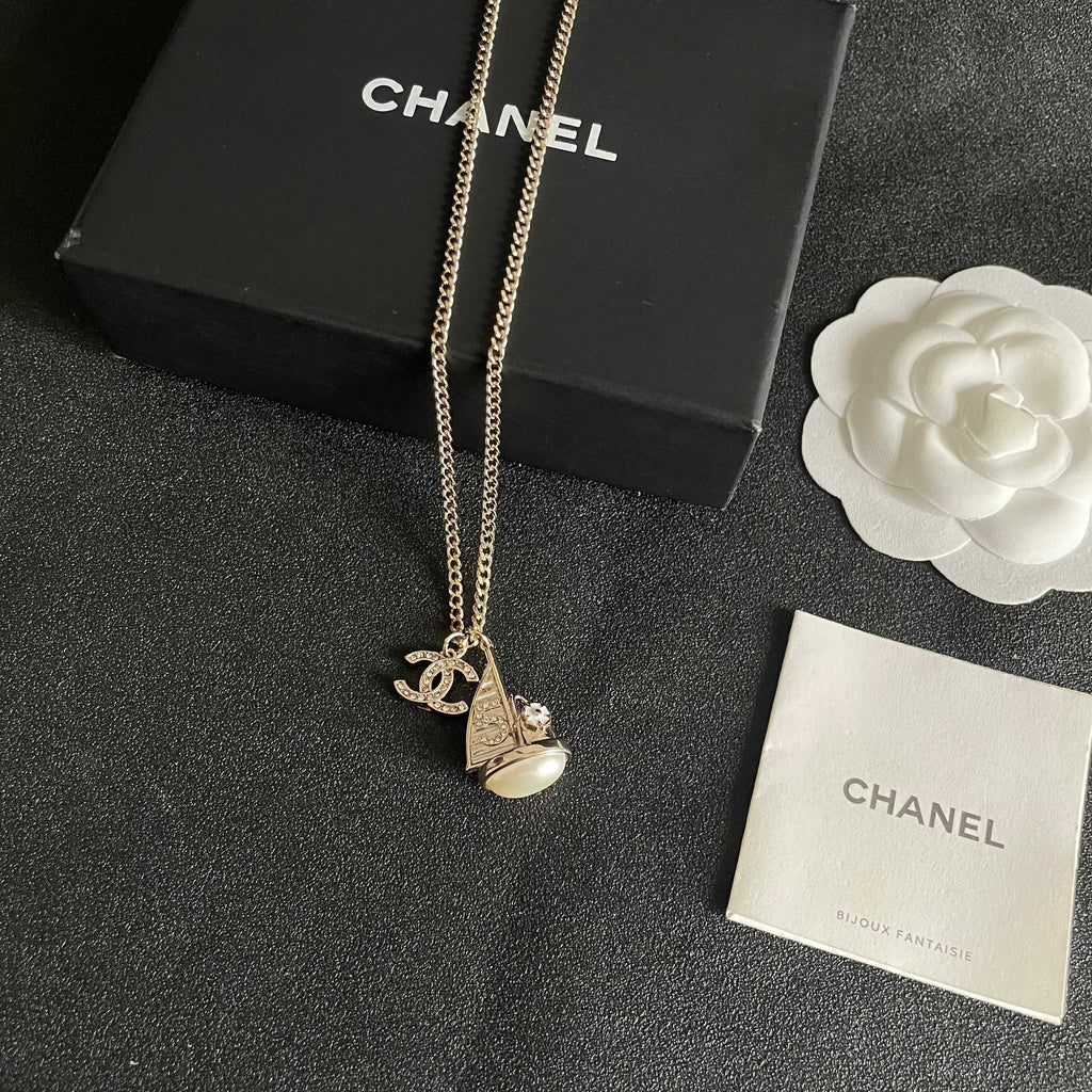 CHANEL 26S DOUBLE C LOGO SAILBOAT PENDANT NECKLACE WITH PEARL IN GOLD METAL 630060