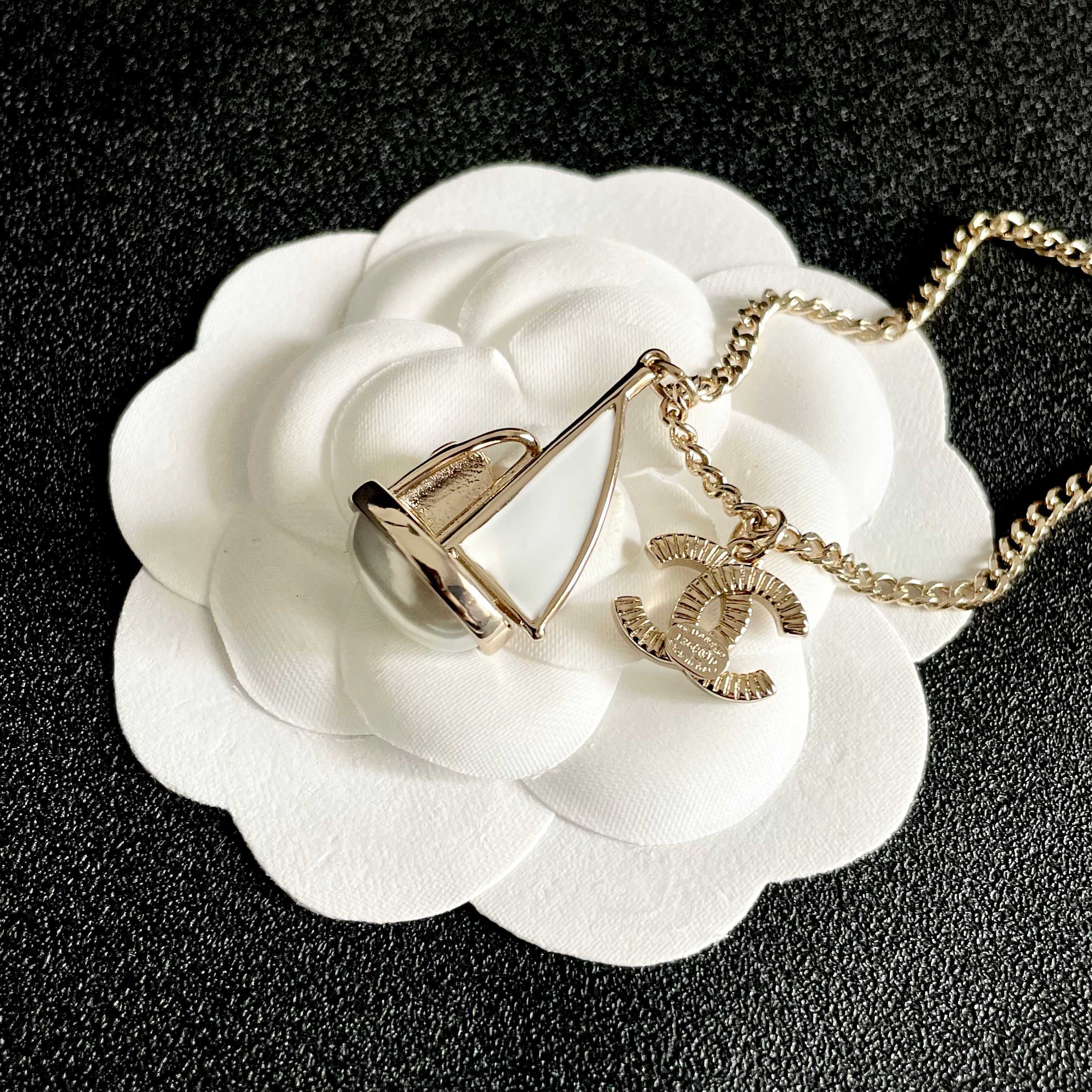 CHANEL 26S DOUBLE C LOGO SAILBOAT PENDANT NECKLACE WITH PEARL IN GOLD METAL 630060