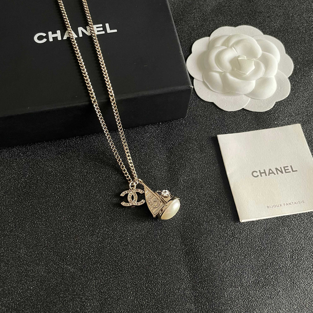 CHANEL 26S DOUBLE C LOGO SAILBOAT PENDANT NECKLACE WITH PEARL IN GOLD METAL 630060