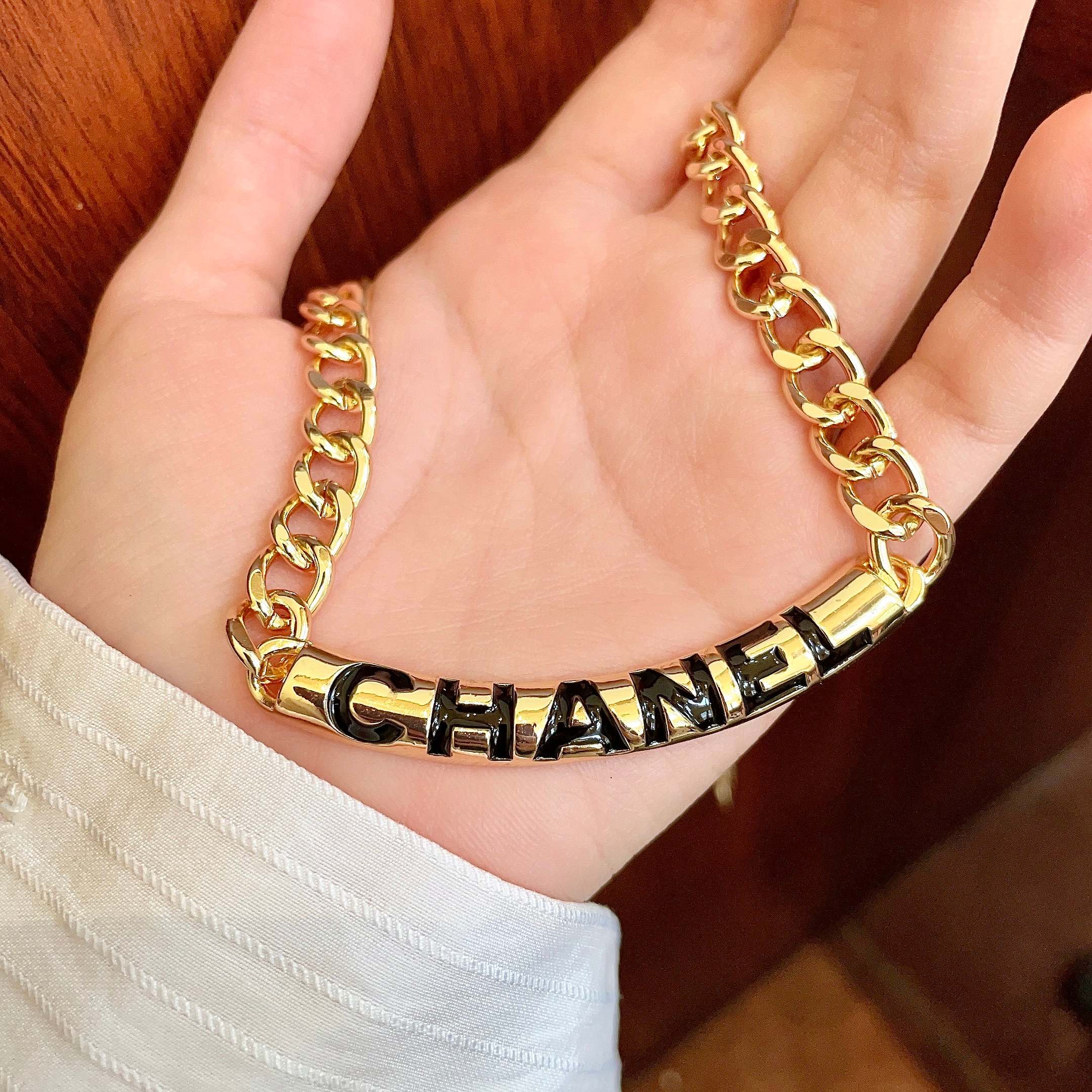 CHANEL 26S CHANEL BLACK LETTER LOGO CHAIN NECKLACE IN GOLD METAL 630061