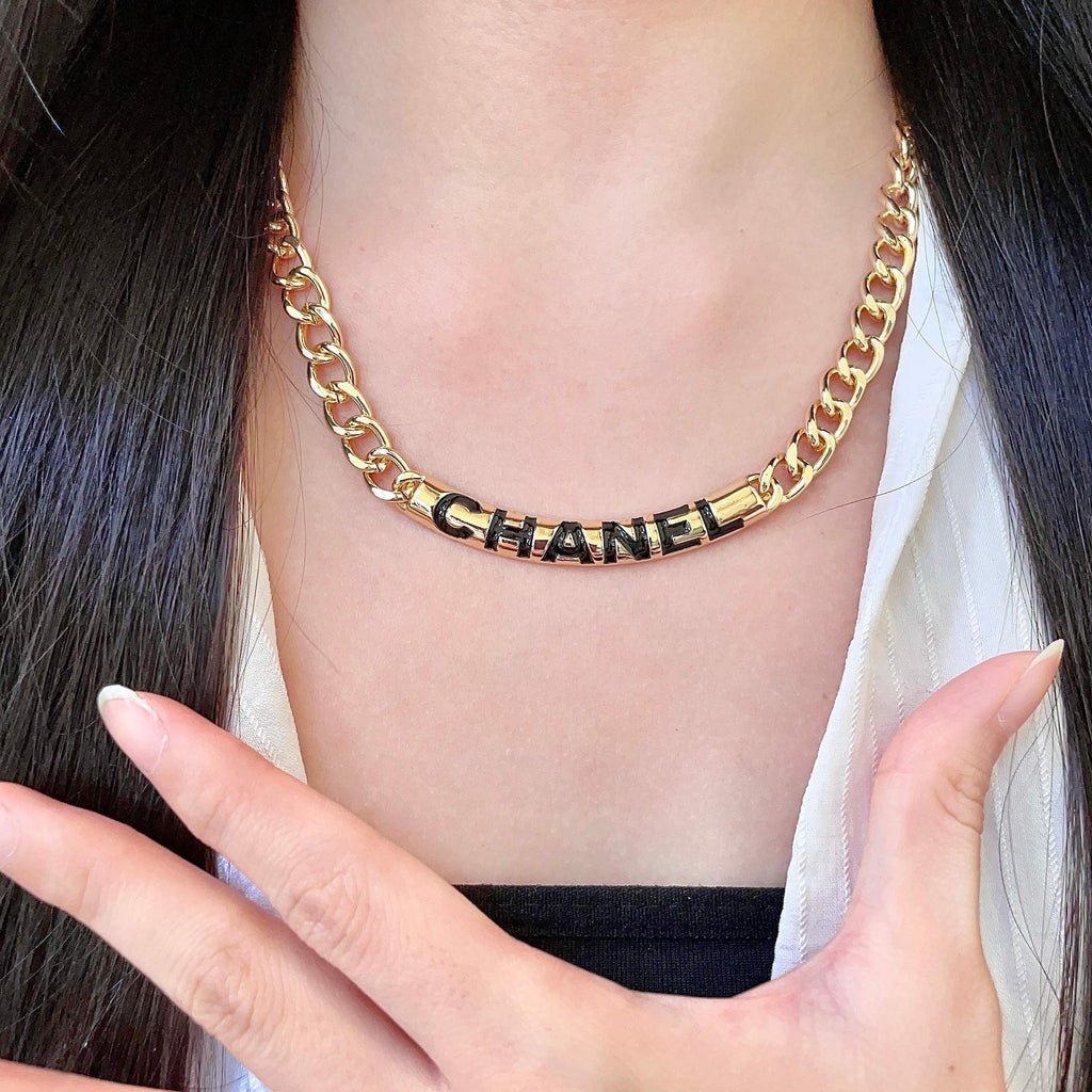 CHANEL 26S CHANEL BLACK LETTER LOGO CHAIN NECKLACE IN GOLD METAL 630061