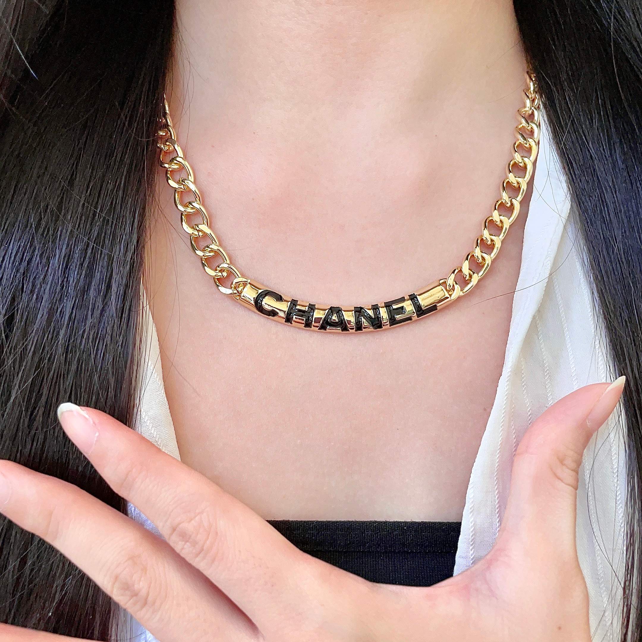 CHANEL 26S CHANEL BLACK LETTER LOGO CHAIN NECKLACE IN GOLD METAL 630061