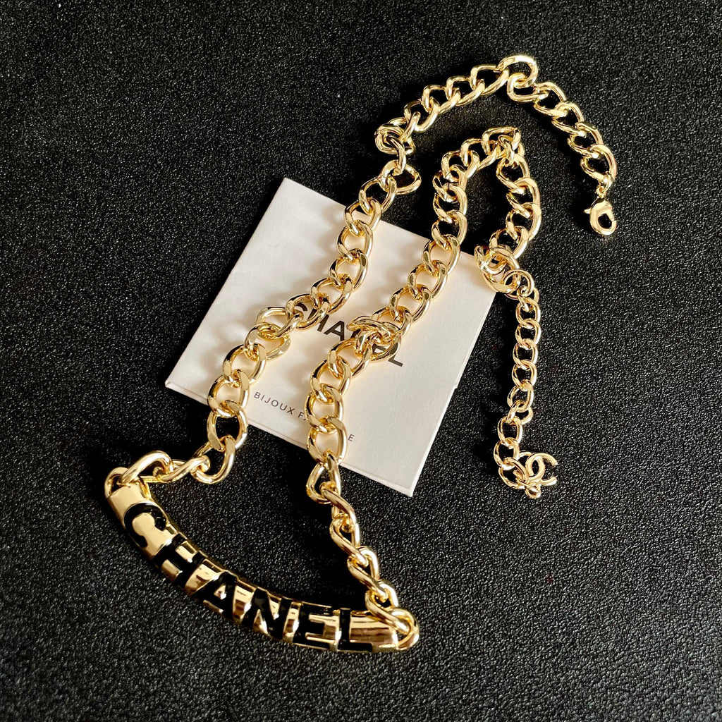 CHANEL 26S CHANEL BLACK LETTER LOGO CHAIN NECKLACE IN GOLD METAL 630061