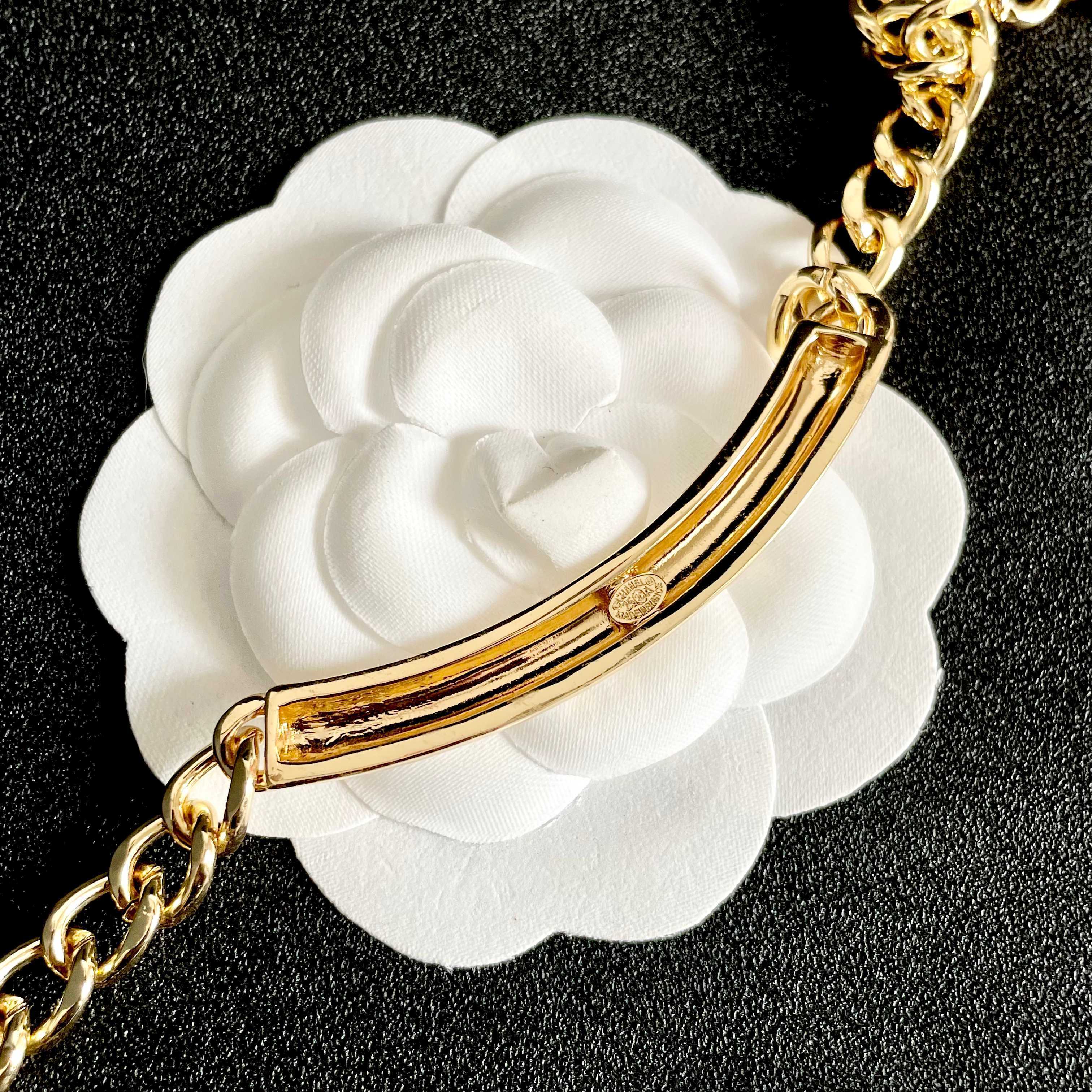 CHANEL 26S CHANEL LETTER LOGO CHAIN NECKLACE IN GOLD METAL WITH CC CHARM 630063