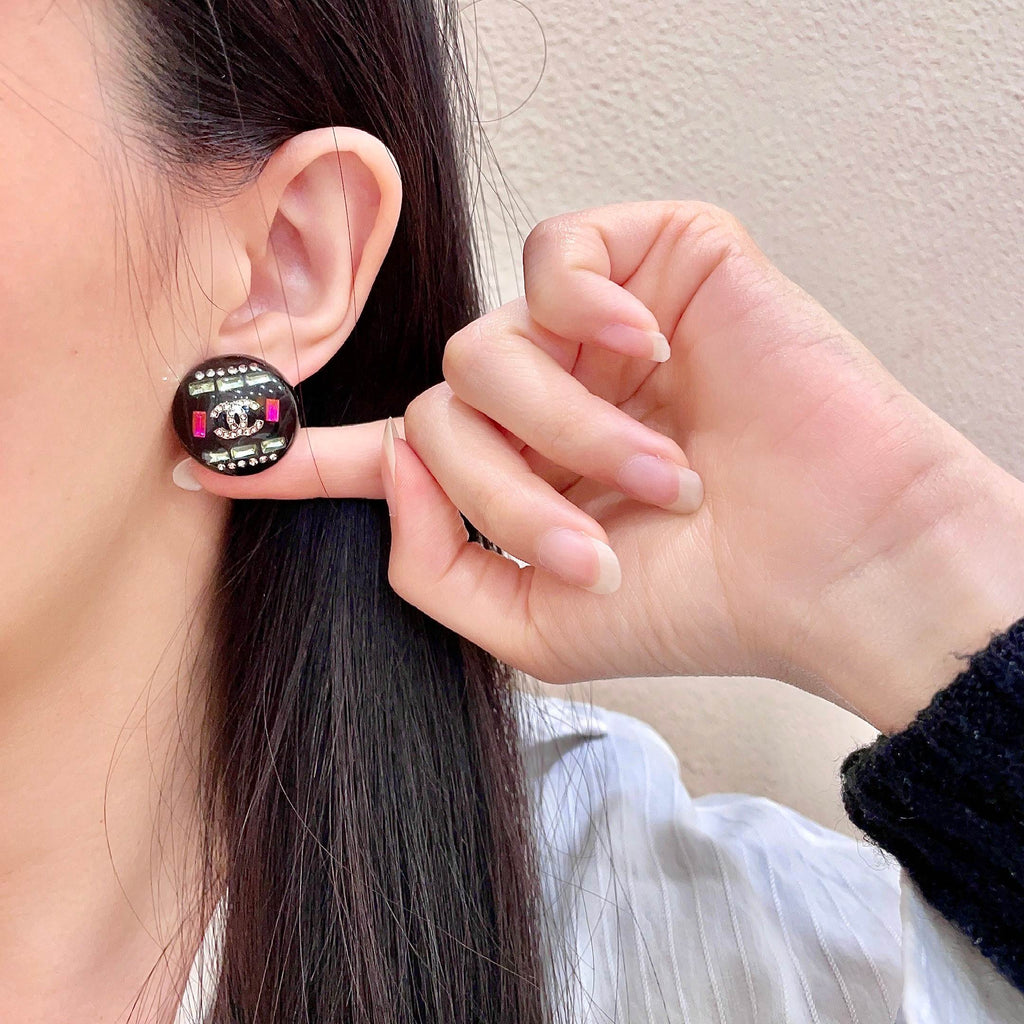CHANEL 26S DOUBLE C LOGO MULTICOLOR CRYSTAL DOME STUD EARRINGS IN BLACK ENAMEL & GOLD METAL 630064