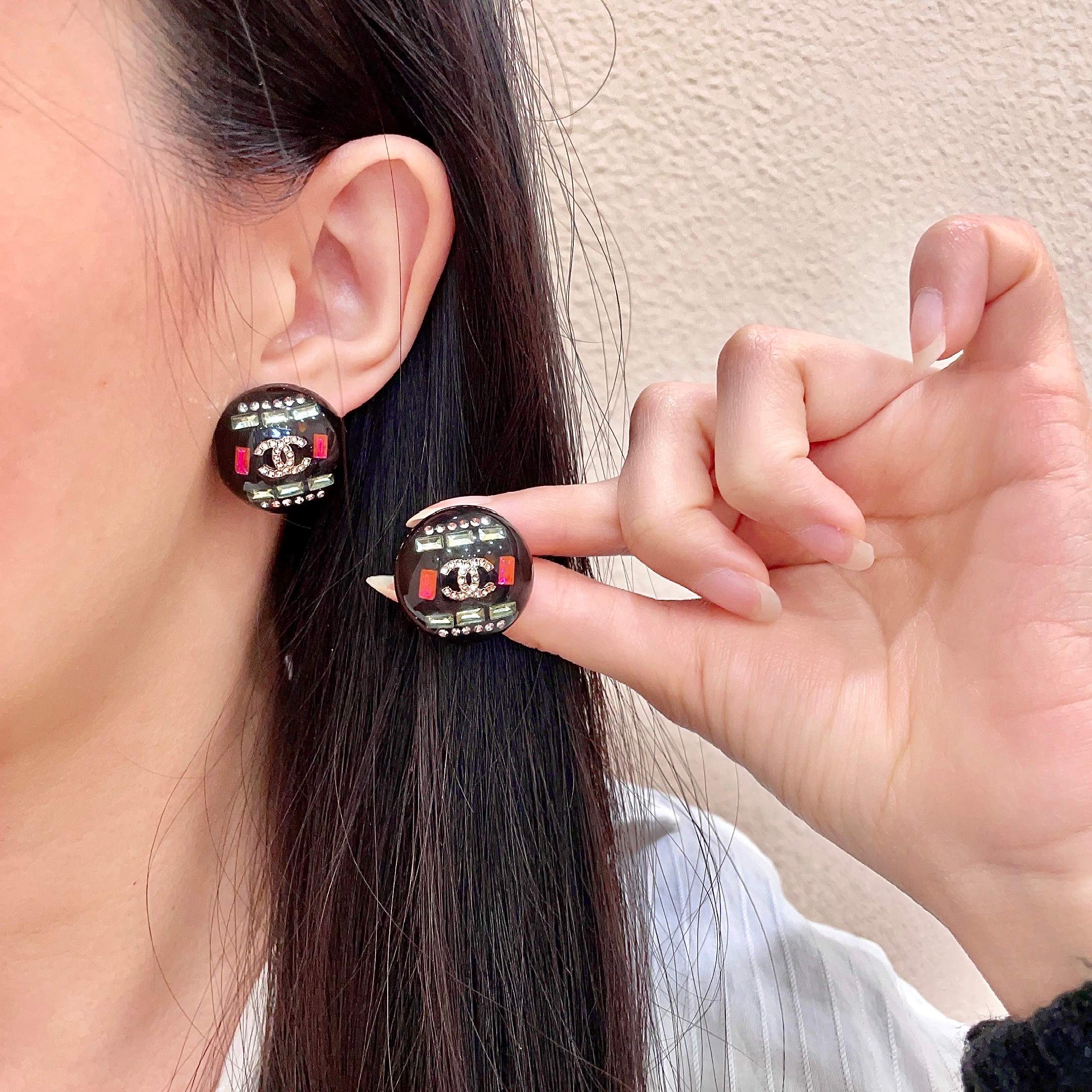 CHANEL 26S DOUBLE C LOGO MULTICOLOR CRYSTAL DOME STUD EARRINGS IN BLACK ENAMEL & GOLD METAL 630064