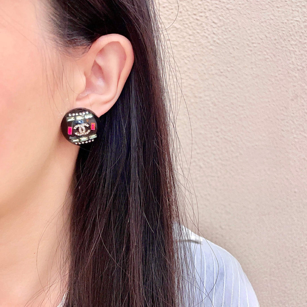 CHANEL 26S DOUBLE C LOGO MULTICOLOR CRYSTAL DOME STUD EARRINGS IN BLACK ENAMEL & GOLD METAL 630064