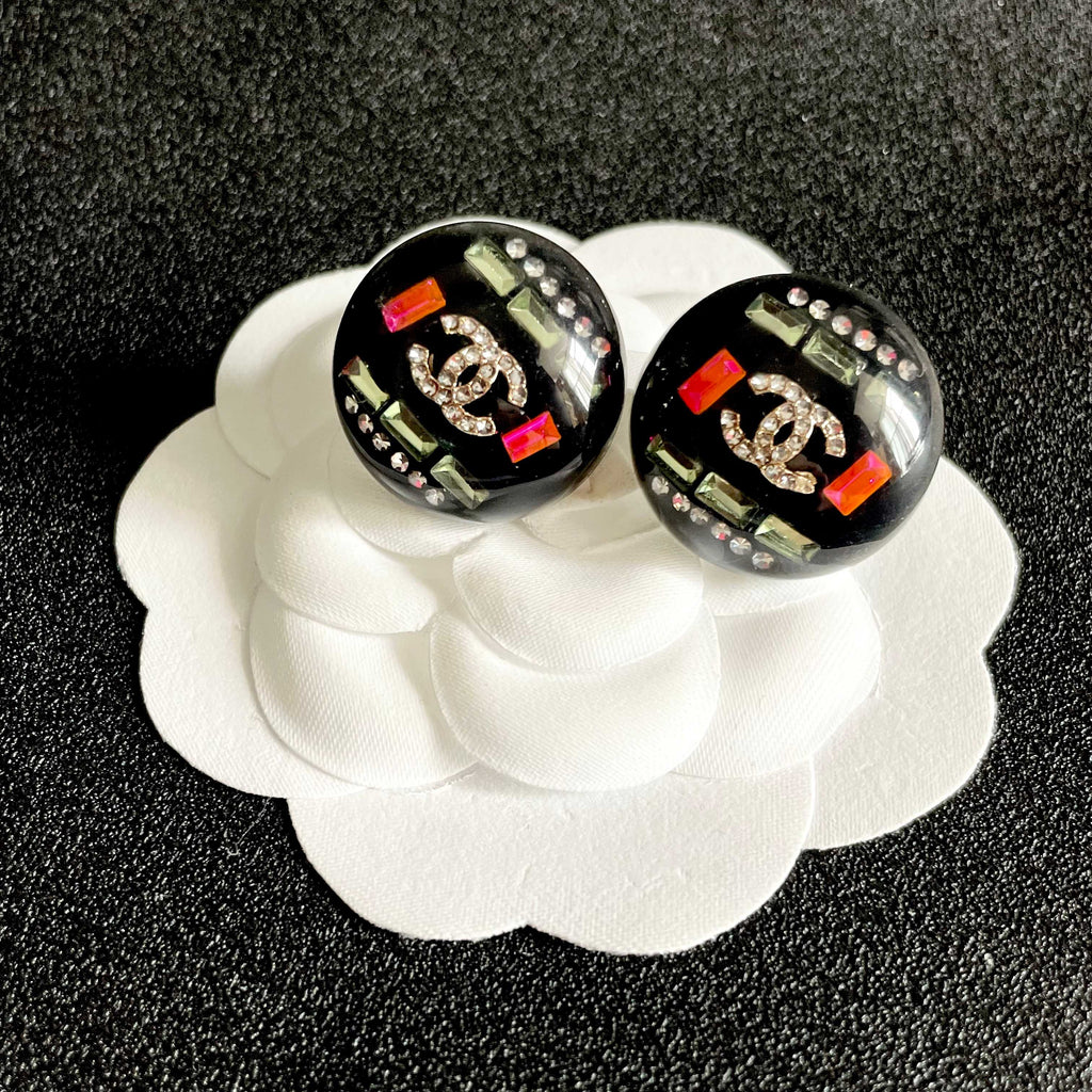CHANEL 26S DOUBLE C LOGO MULTICOLOR CRYSTAL DOME STUD EARRINGS IN BLACK ENAMEL & GOLD METAL 630064
