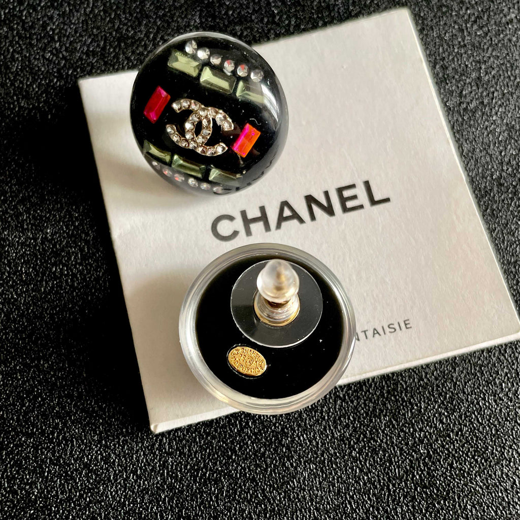 CHANEL 26S DOUBLE C LOGO MULTICOLOR CRYSTAL DOME STUD EARRINGS IN BLACK ENAMEL & GOLD METAL 630064
