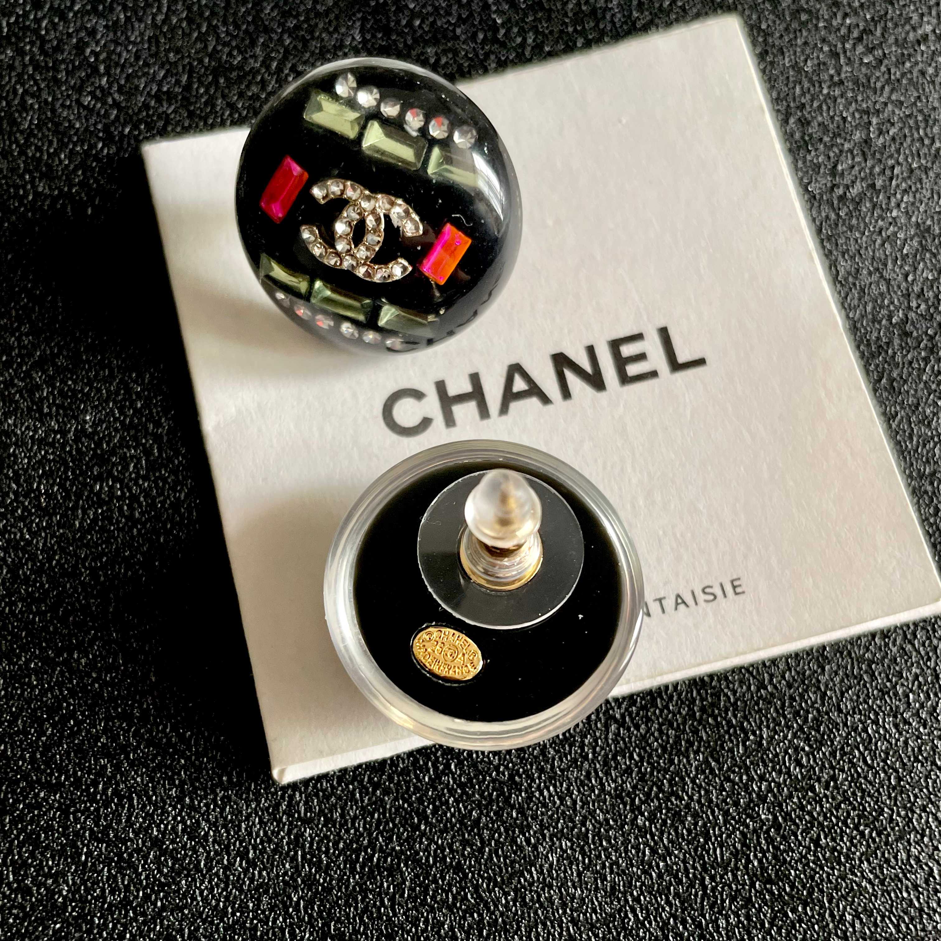CHANEL 26S DOUBLE C LOGO MULTICOLOR CRYSTAL DOME STUD EARRINGS IN BLACK ENAMEL & GOLD METAL 630064