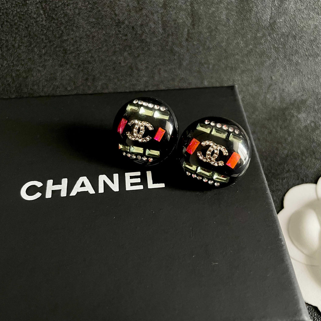 CHANEL 26S DOUBLE C LOGO MULTICOLOR CRYSTAL DOME STUD EARRINGS IN BLACK ENAMEL & GOLD METAL 630064