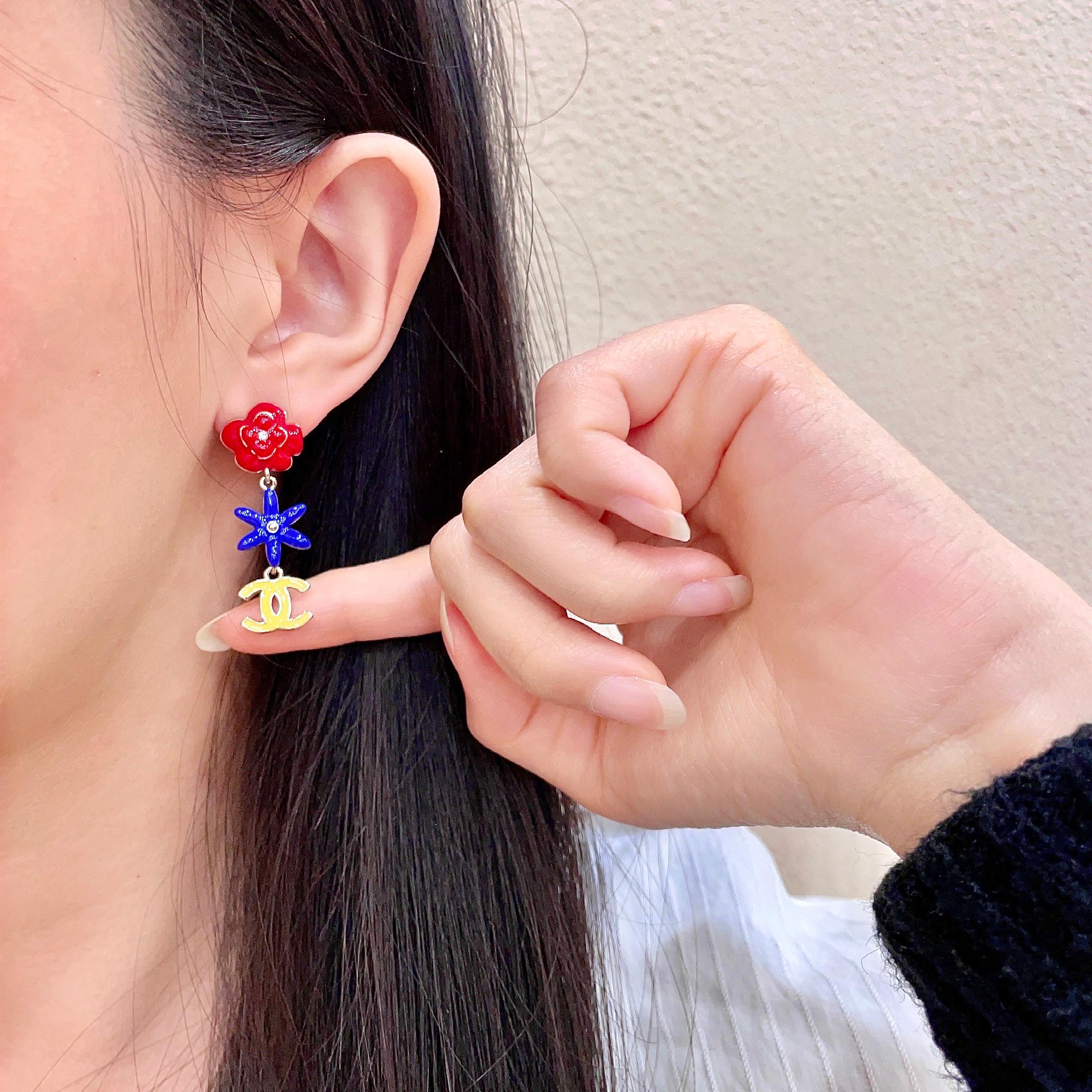 CHANEL 26S DOUBLE C LOGO MULTICOLOR FLORAL & STAR DROP EARRINGS IN GOLD METAL 630065