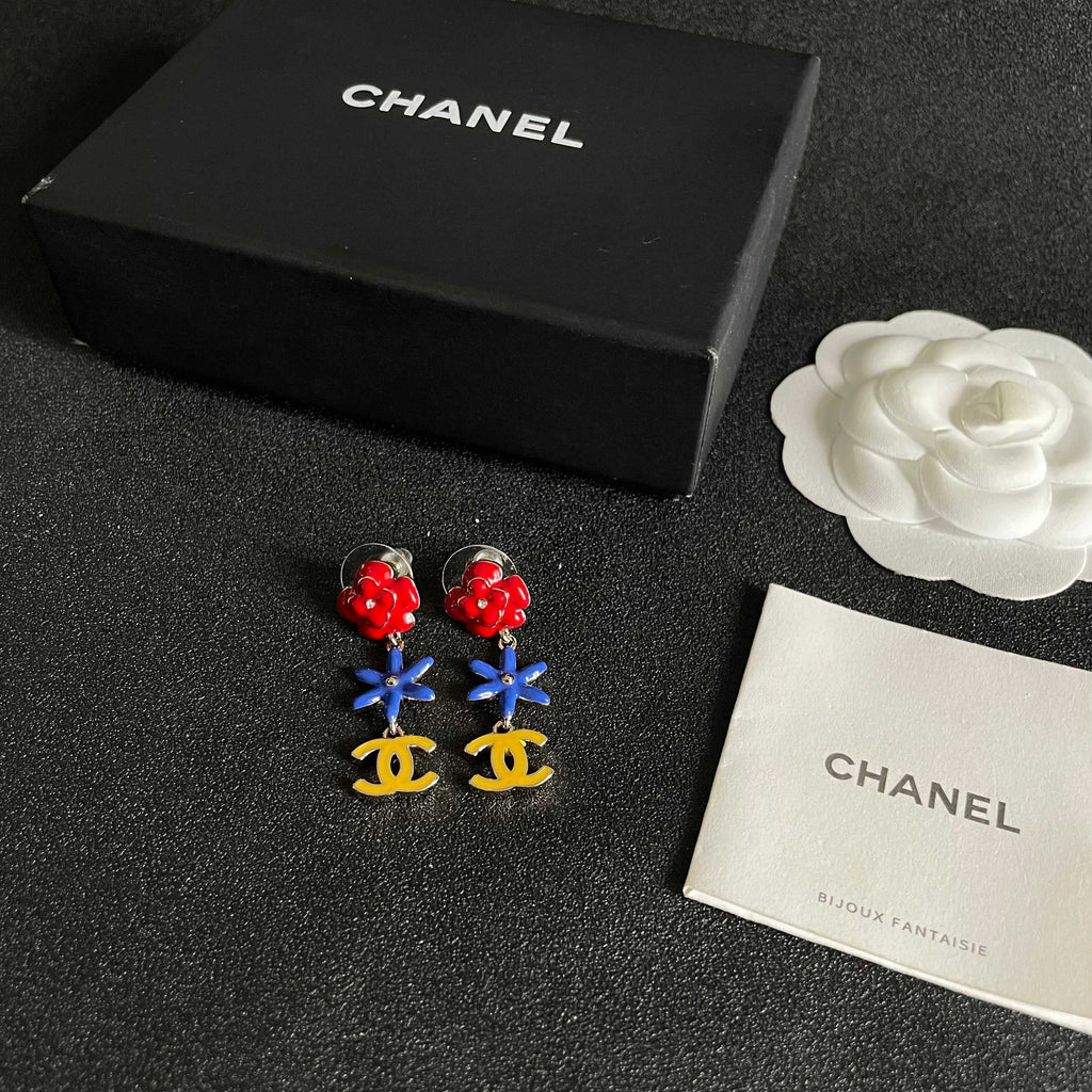 CHANEL 26S DOUBLE C LOGO MULTICOLOR FLORAL & STAR DROP EARRINGS IN GOLD METAL 630065