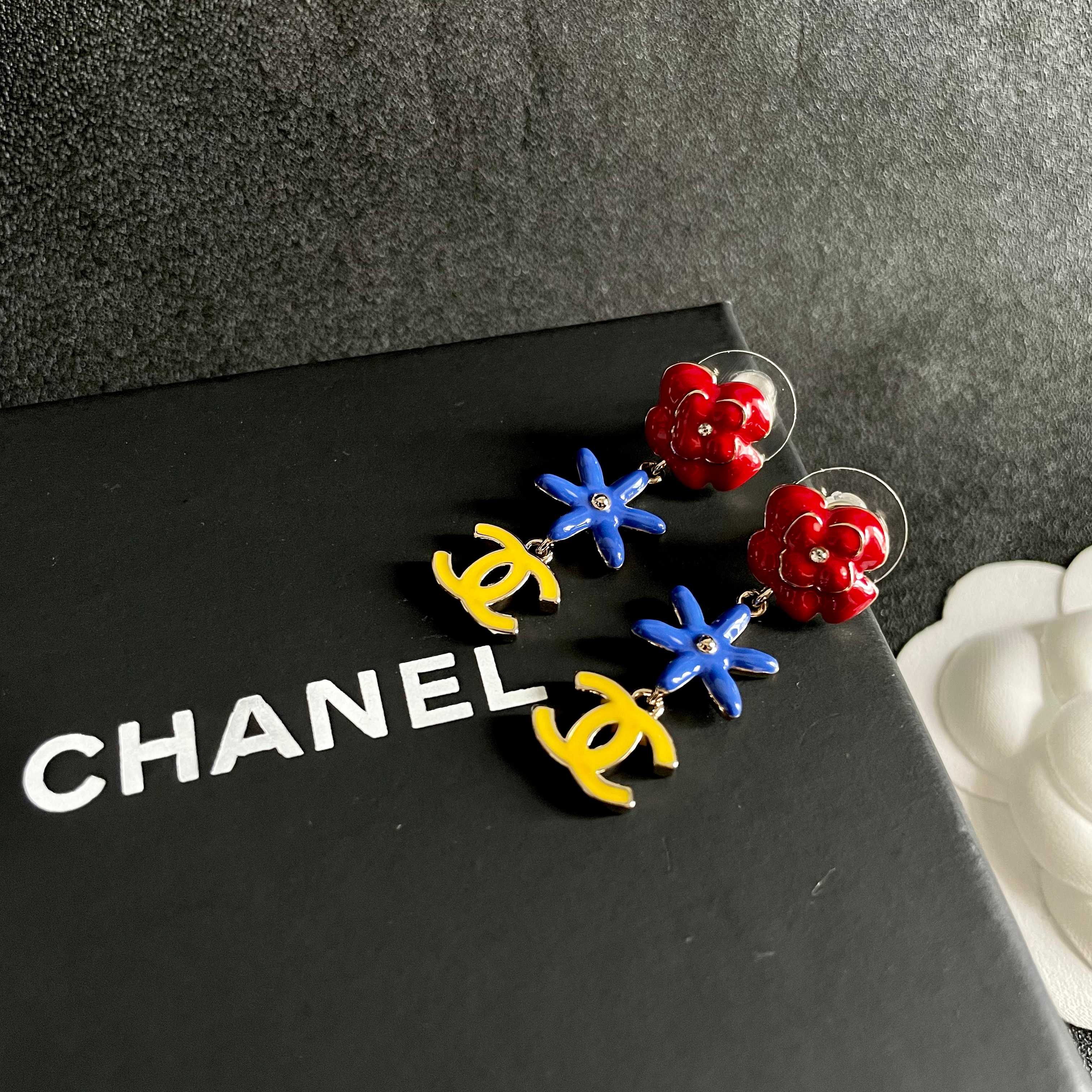 CHANEL 26S DOUBLE C LOGO MULTICOLOR FLORAL & STAR DROP EARRINGS IN GOLD METAL 630065