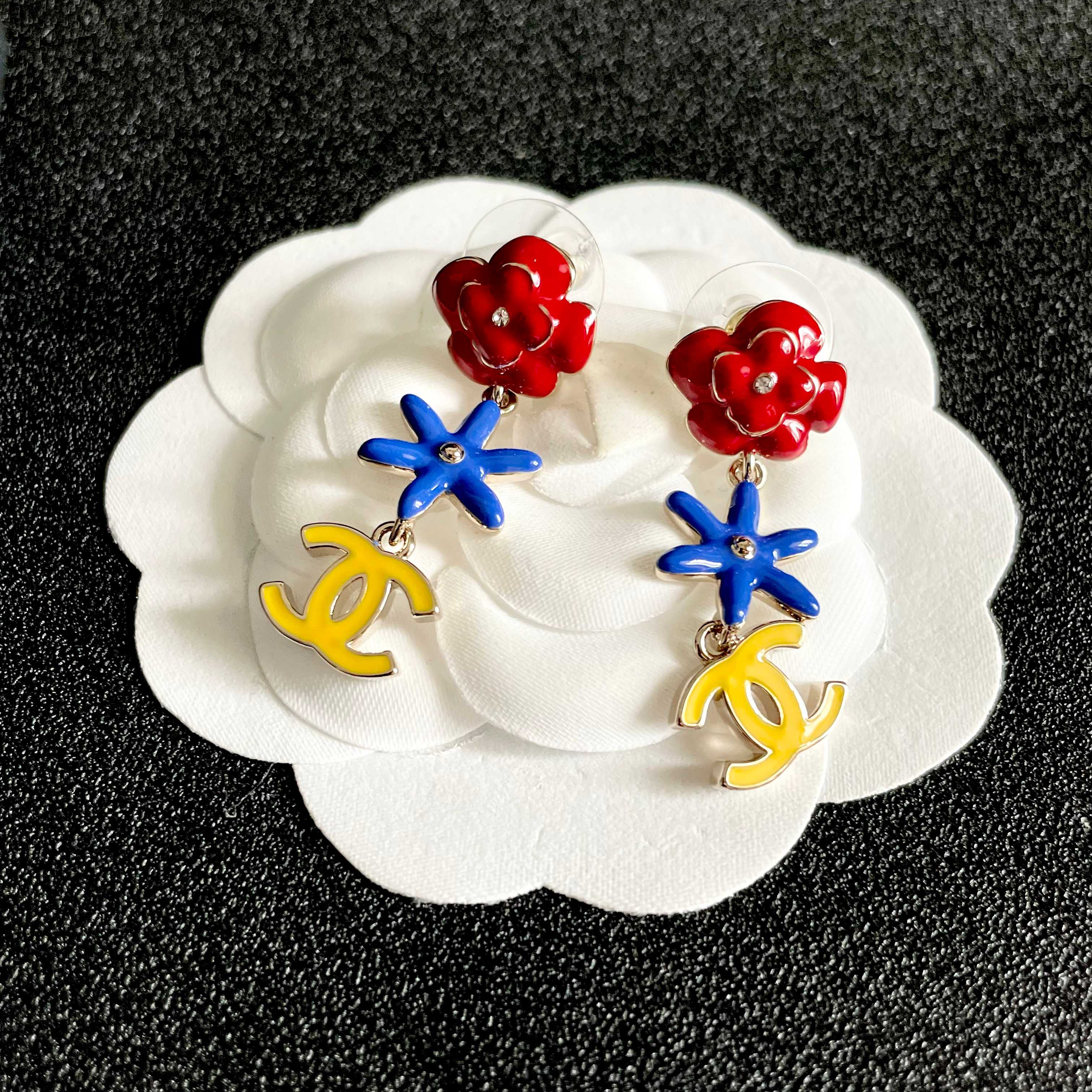 CHANEL 26S DOUBLE C LOGO MULTICOLOR FLORAL & STAR DROP EARRINGS IN GOLD METAL 630065