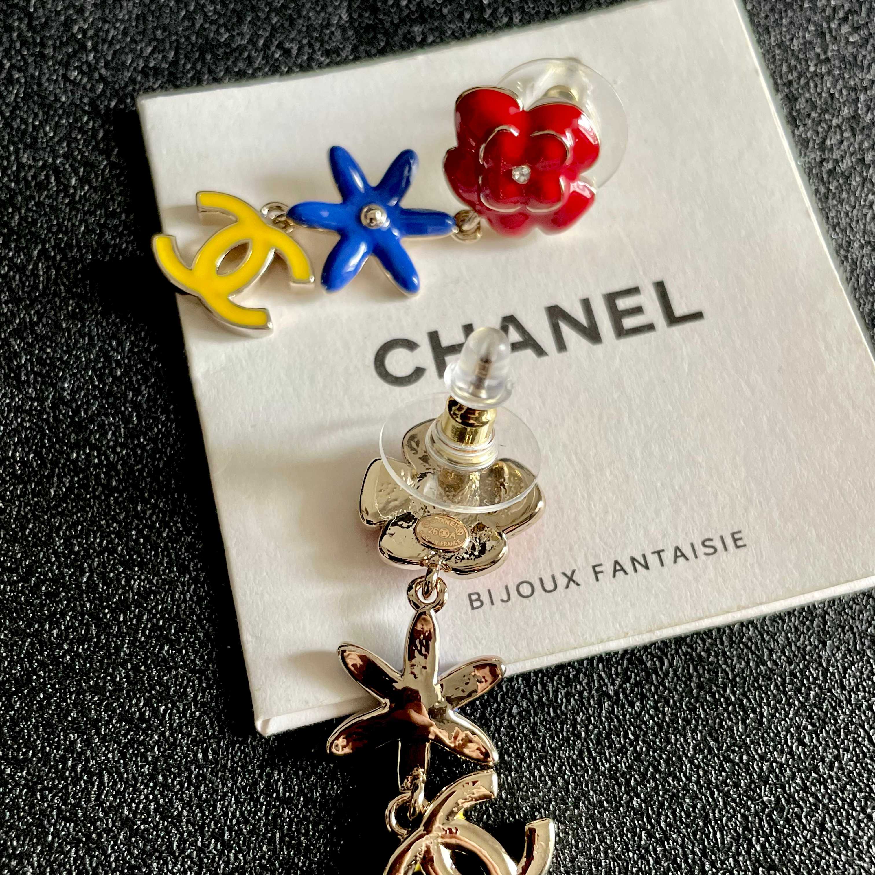 CHANEL 26S DOUBLE C LOGO MULTICOLOR FLORAL & STAR DROP EARRINGS IN GOLD METAL 630065