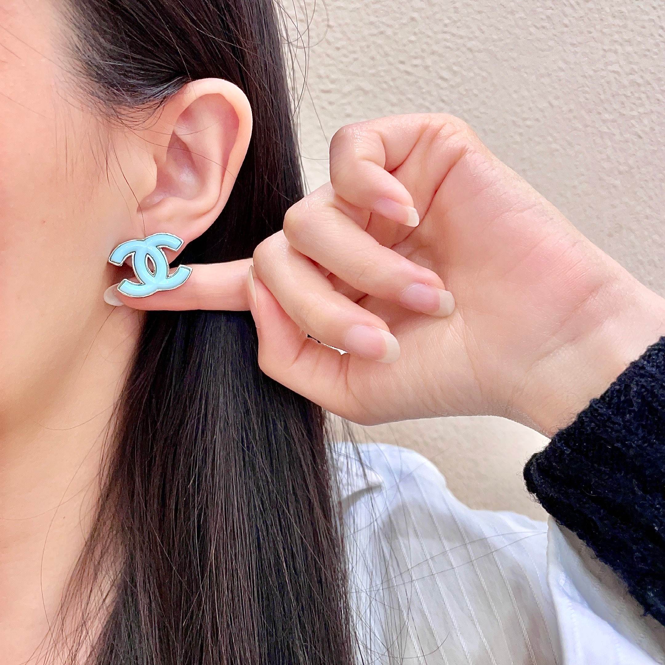 CHANEL 26S DOUBLE C LOGO TURQUOISE ENAMEL STUD EARRINGS IN GOLD METAL 630067