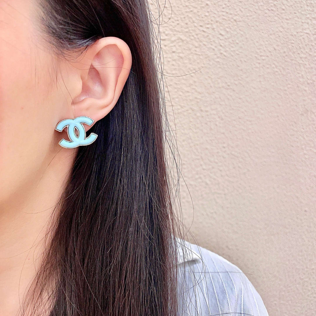 CHANEL 26S DOUBLE C LOGO TURQUOISE ENAMEL STUD EARRINGS IN GOLD METAL 630067