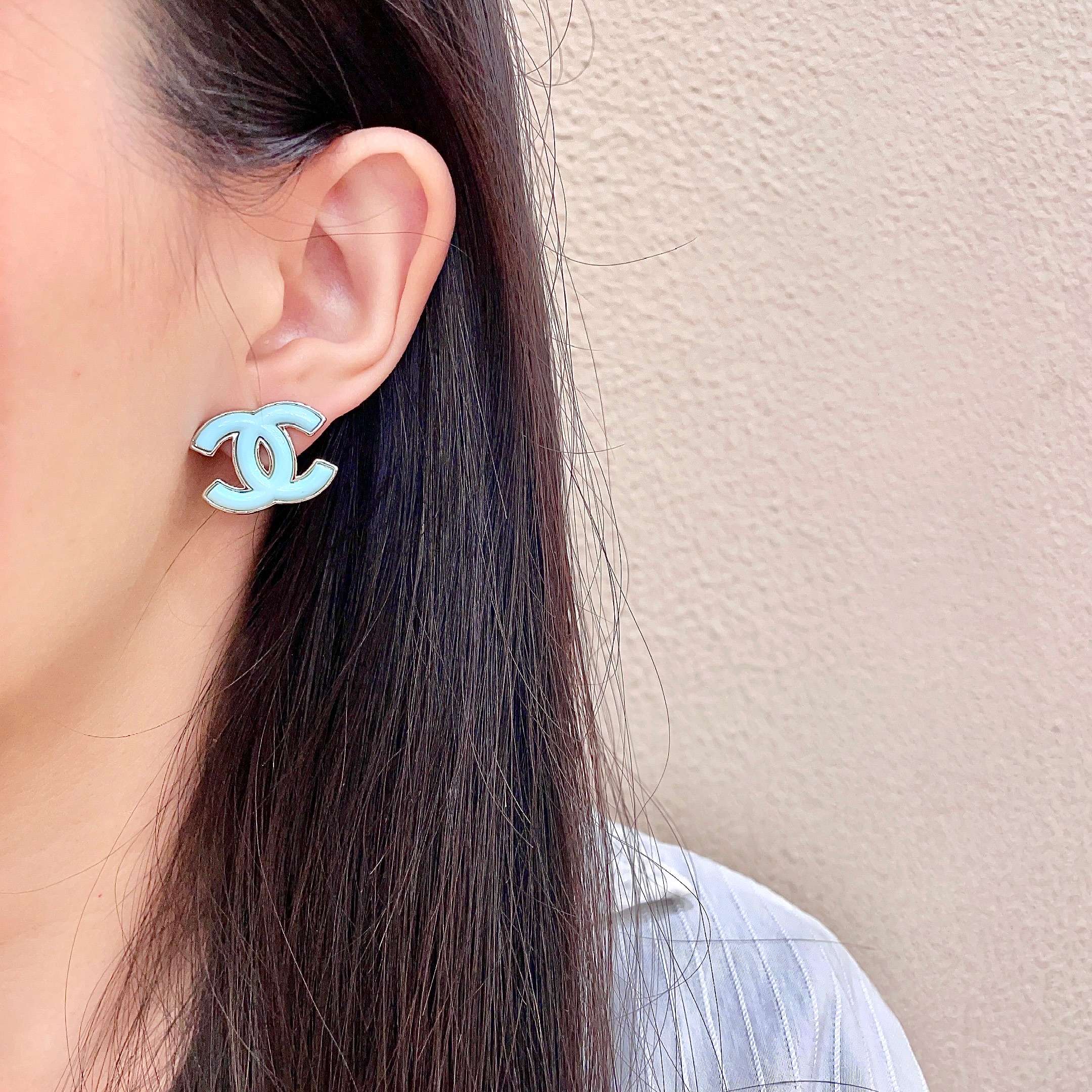 CHANEL 26S DOUBLE C LOGO TURQUOISE ENAMEL STUD EARRINGS IN GOLD METAL 630067
