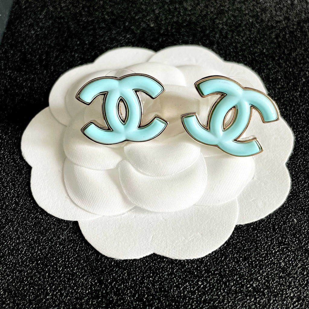 CHANEL 26S DOUBLE C LOGO TURQUOISE ENAMEL STUD EARRINGS IN GOLD METAL 630067