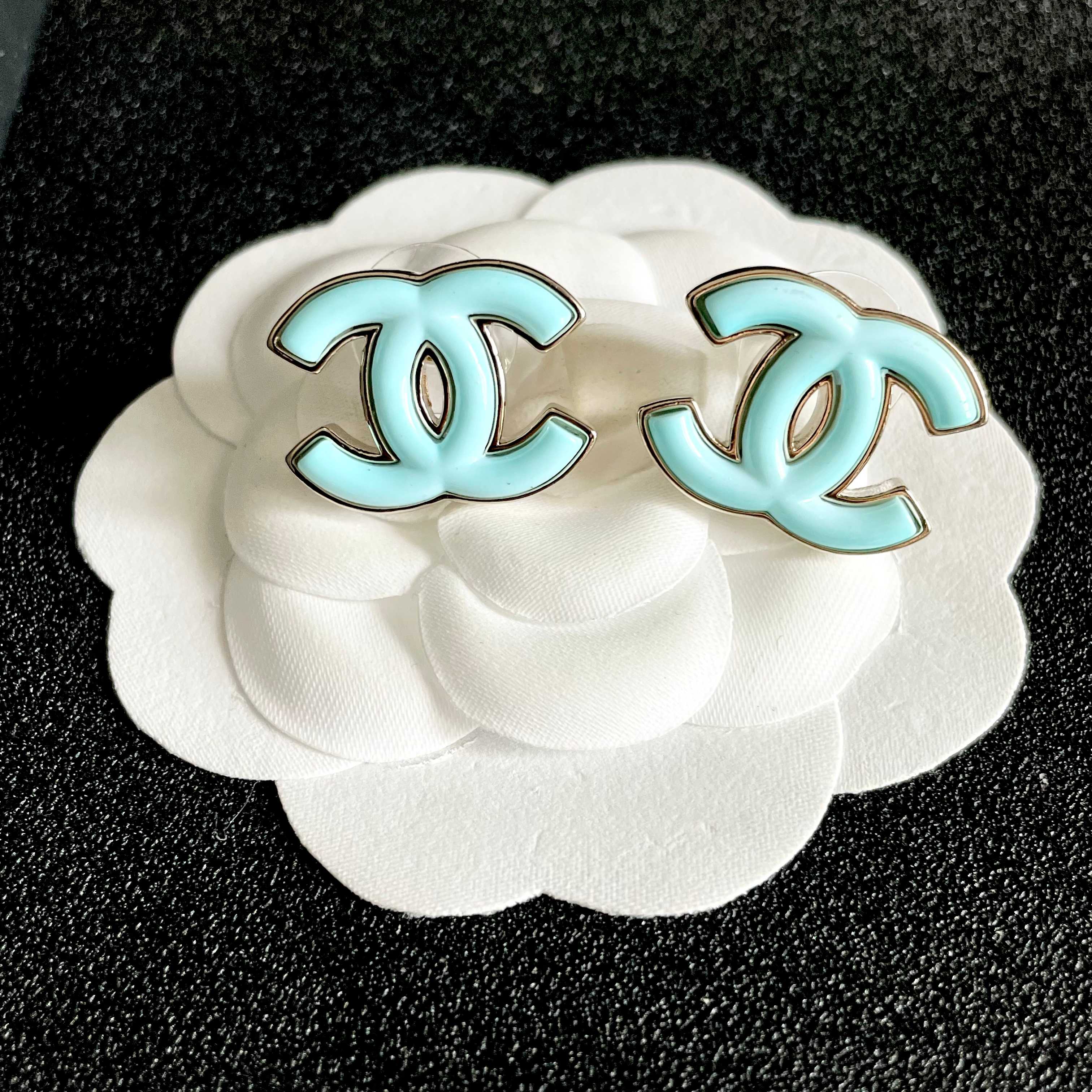 CHANEL 26S DOUBLE C LOGO TURQUOISE ENAMEL STUD EARRINGS IN GOLD METAL 630067