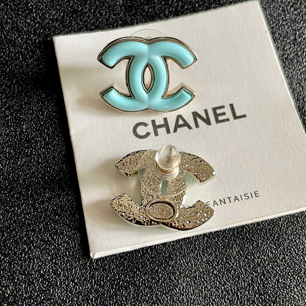CHANEL 26S DOUBLE C LOGO TURQUOISE ENAMEL STUD EARRINGS IN GOLD METAL 630067