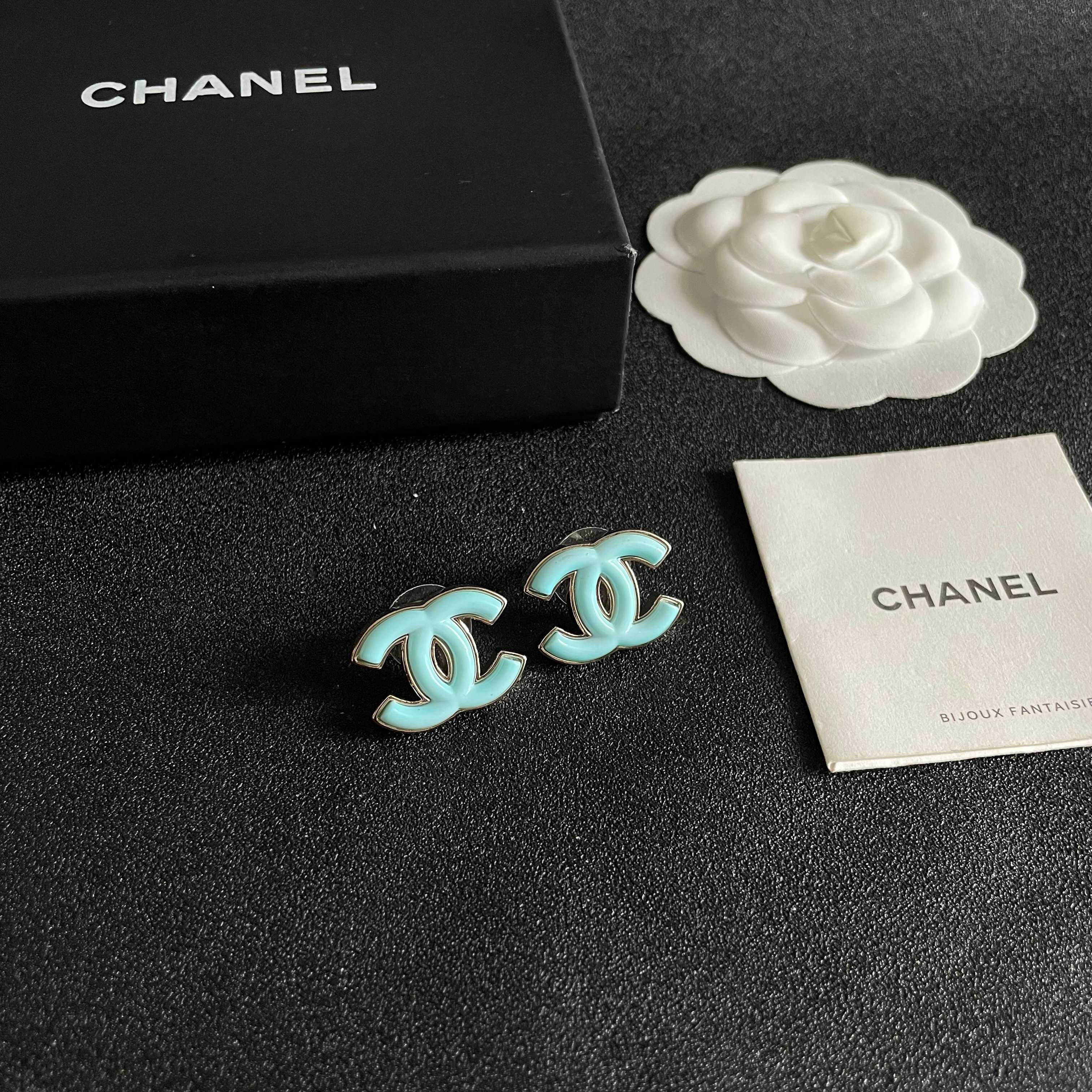 CHANEL 26S DOUBLE C LOGO TURQUOISE ENAMEL STUD EARRINGS IN GOLD METAL 630067