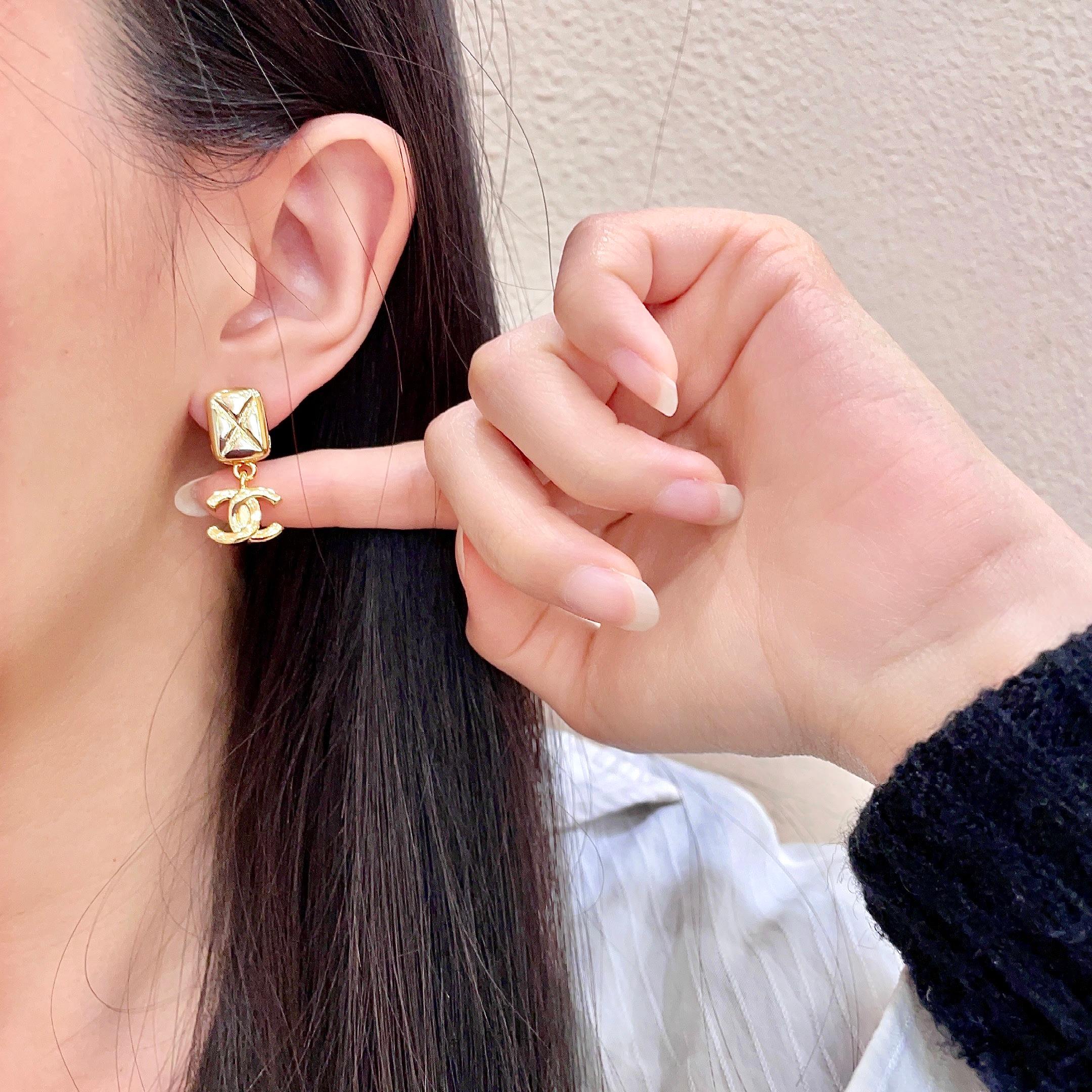 CHANEL 26S DOUBLE C LOGO QUILTED RECTANGULAR DROP EARRINGS IN GOLD METAL 630070