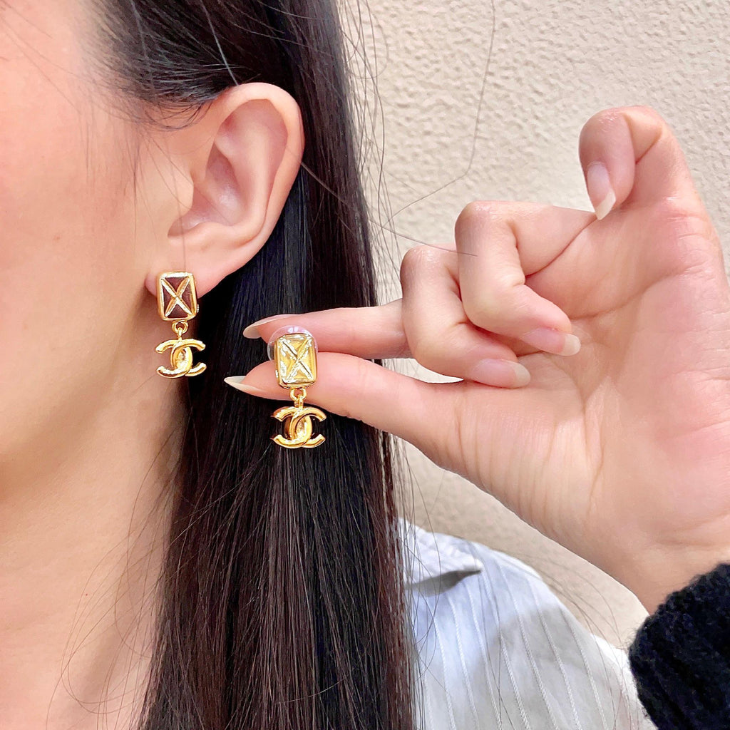 CHANEL 26S DOUBLE C LOGO QUILTED RECTANGULAR DROP EARRINGS IN GOLD METAL 630070