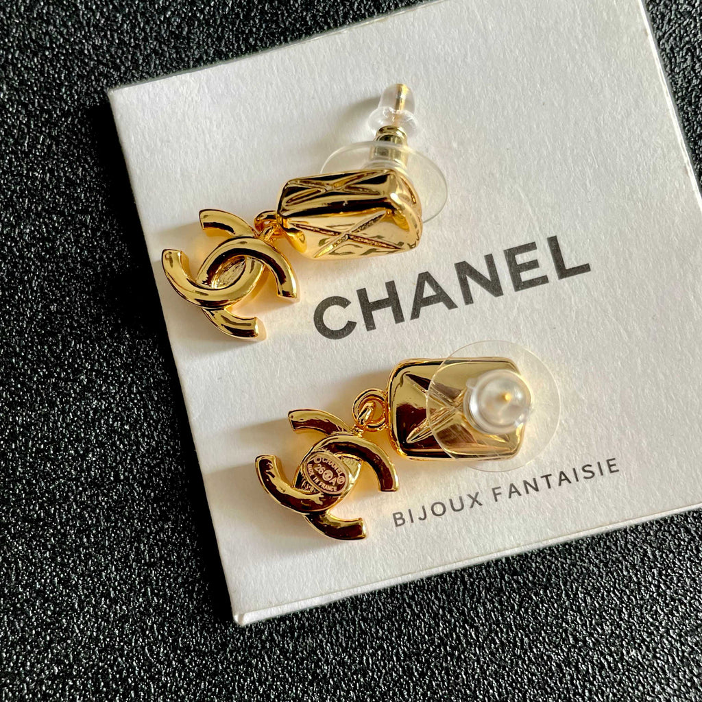 CHANEL 26S DOUBLE C LOGO QUILTED RECTANGULAR DROP EARRINGS IN GOLD METAL 630070