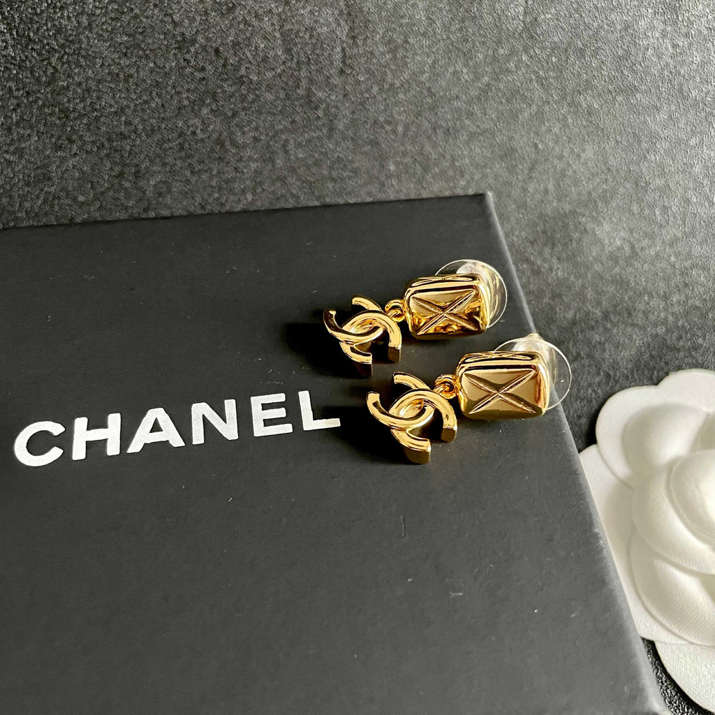 CHANEL 26S DOUBLE C LOGO QUILTED RECTANGULAR DROP EARRINGS IN GOLD METAL 630070