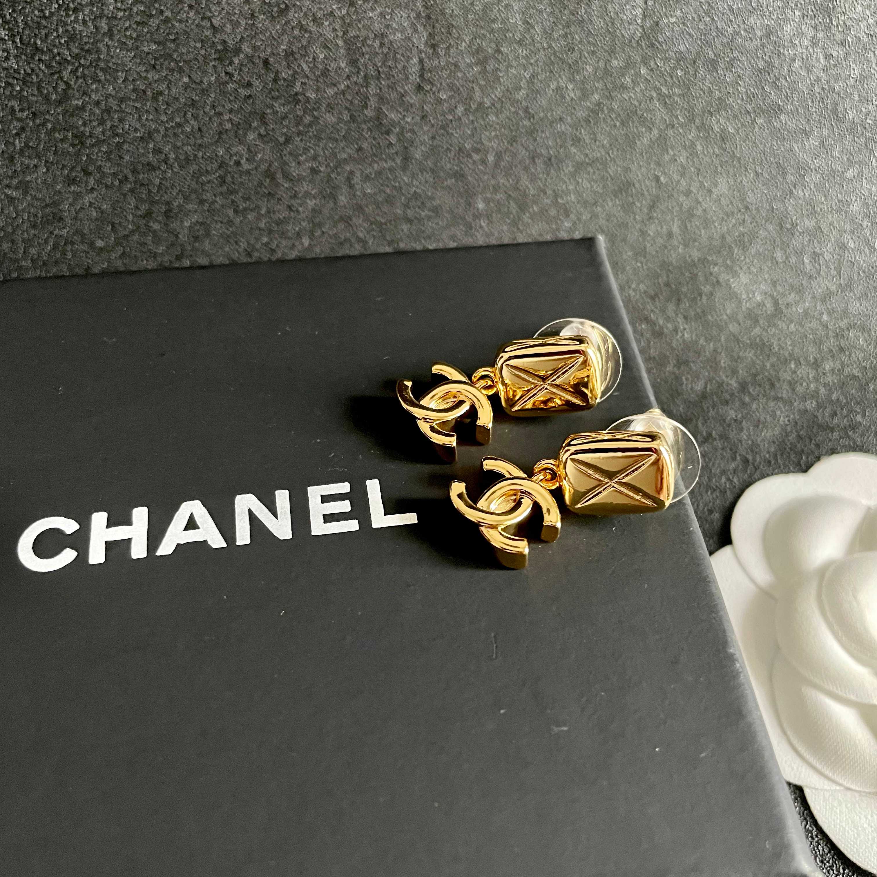 CHANEL 26S DOUBLE C LOGO QUILTED RECTANGULAR DROP EARRINGS IN GOLD METAL 630070