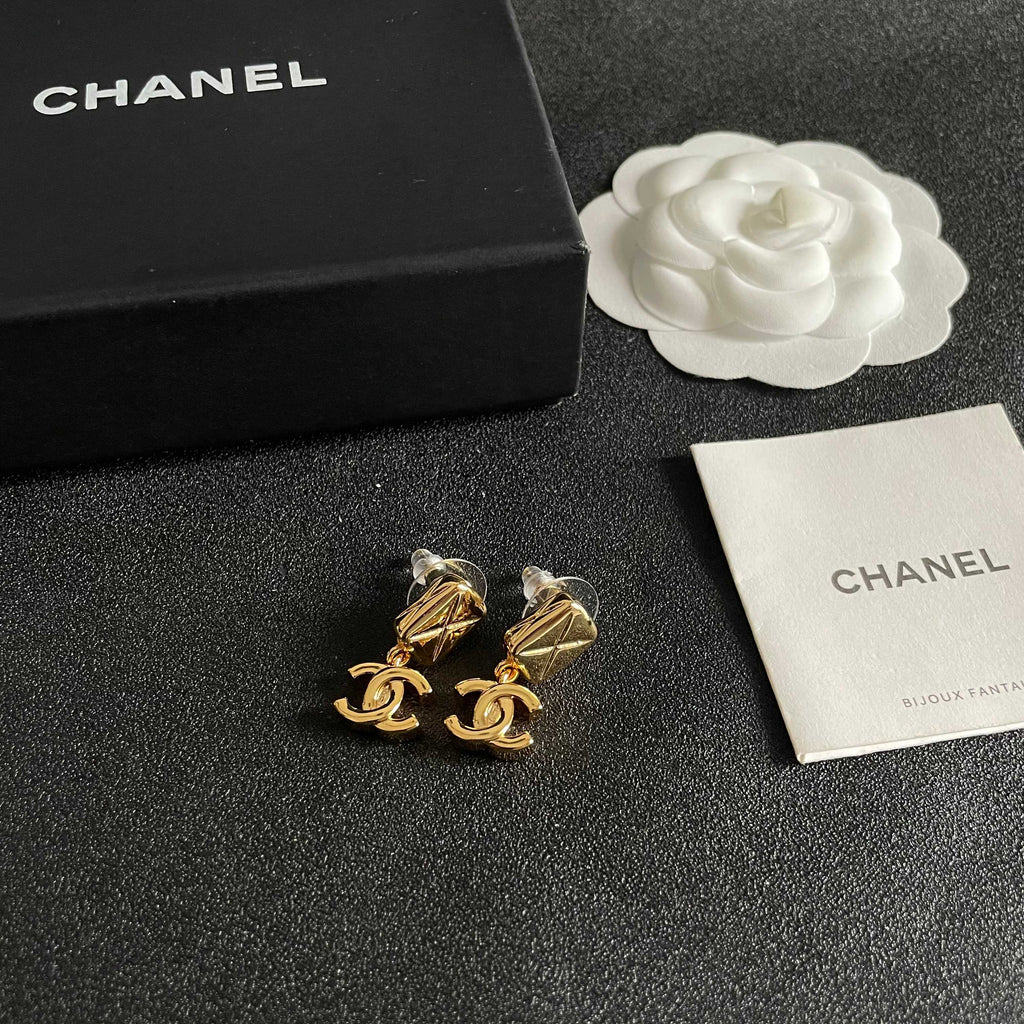 CHANEL 26S DOUBLE C LOGO QUILTED RECTANGULAR DROP EARRINGS IN GOLD METAL 630070