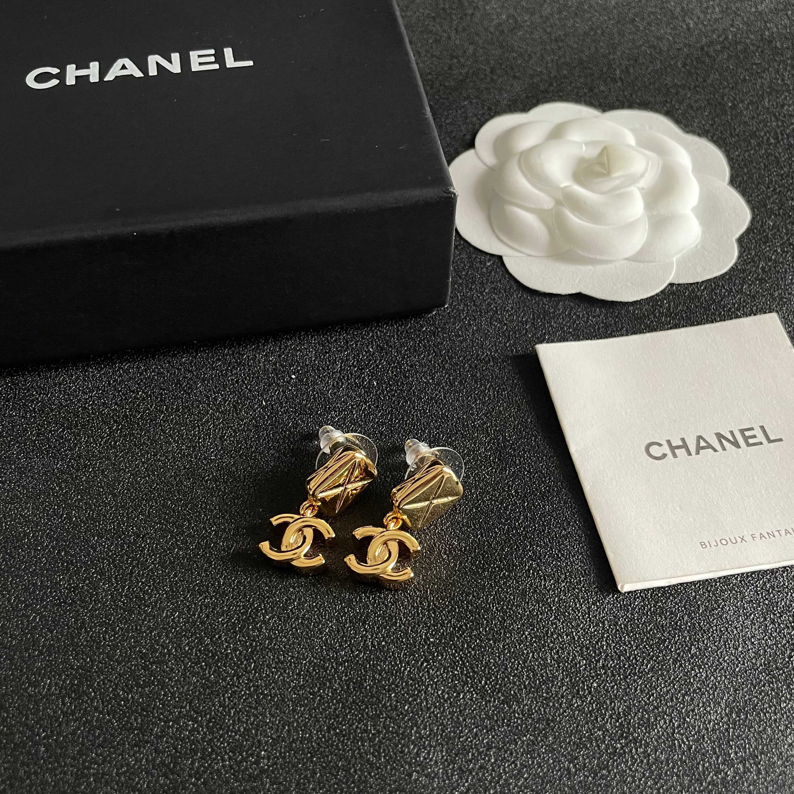 CHANEL 26S DOUBLE C LOGO QUILTED RECTANGULAR DROP EARRINGS IN GOLD METAL 630070