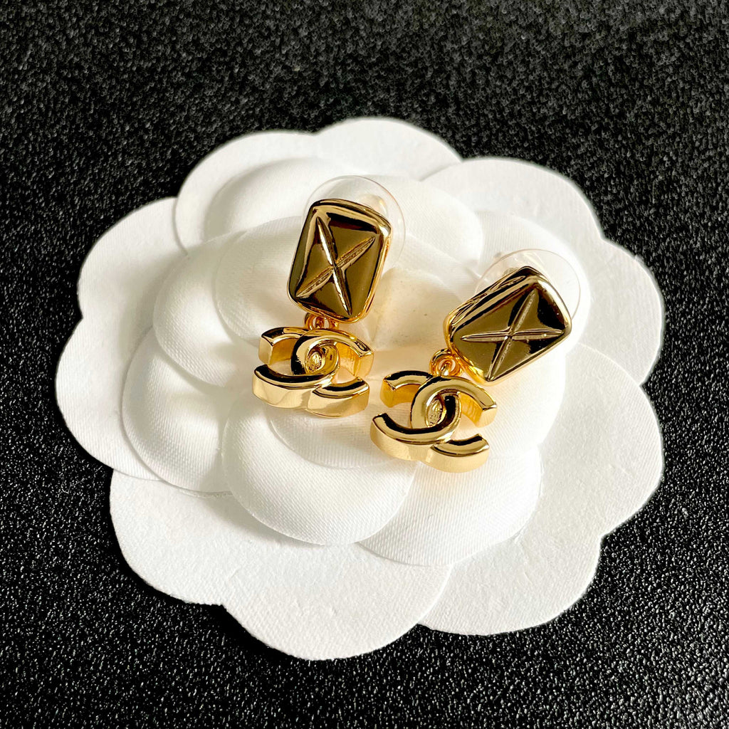 CHANEL 26S DOUBLE C LOGO QUILTED RECTANGULAR DROP EARRINGS IN GOLD METAL 630070