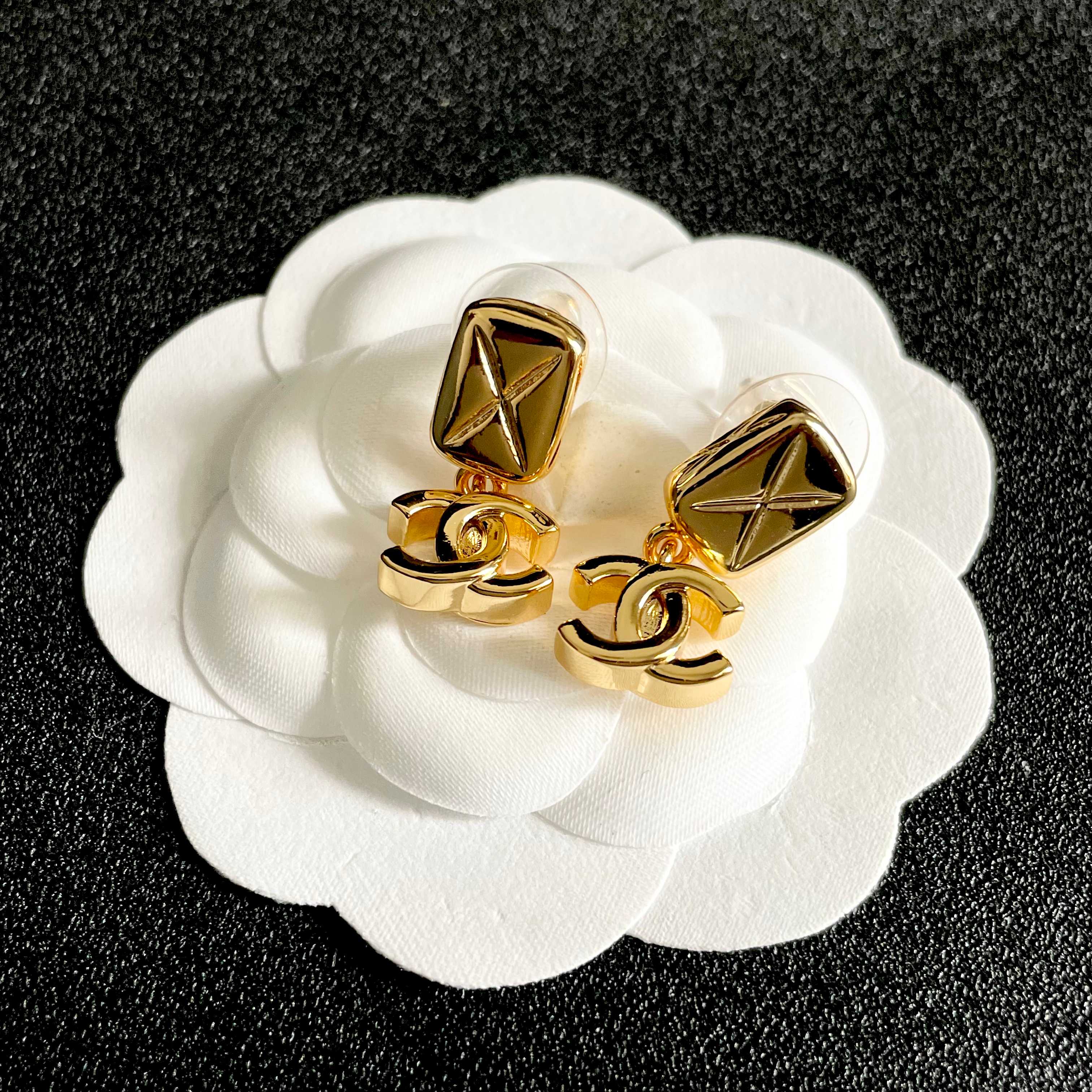 CHANEL 26S DOUBLE C LOGO QUILTED RECTANGULAR DROP EARRINGS IN GOLD METAL 630070