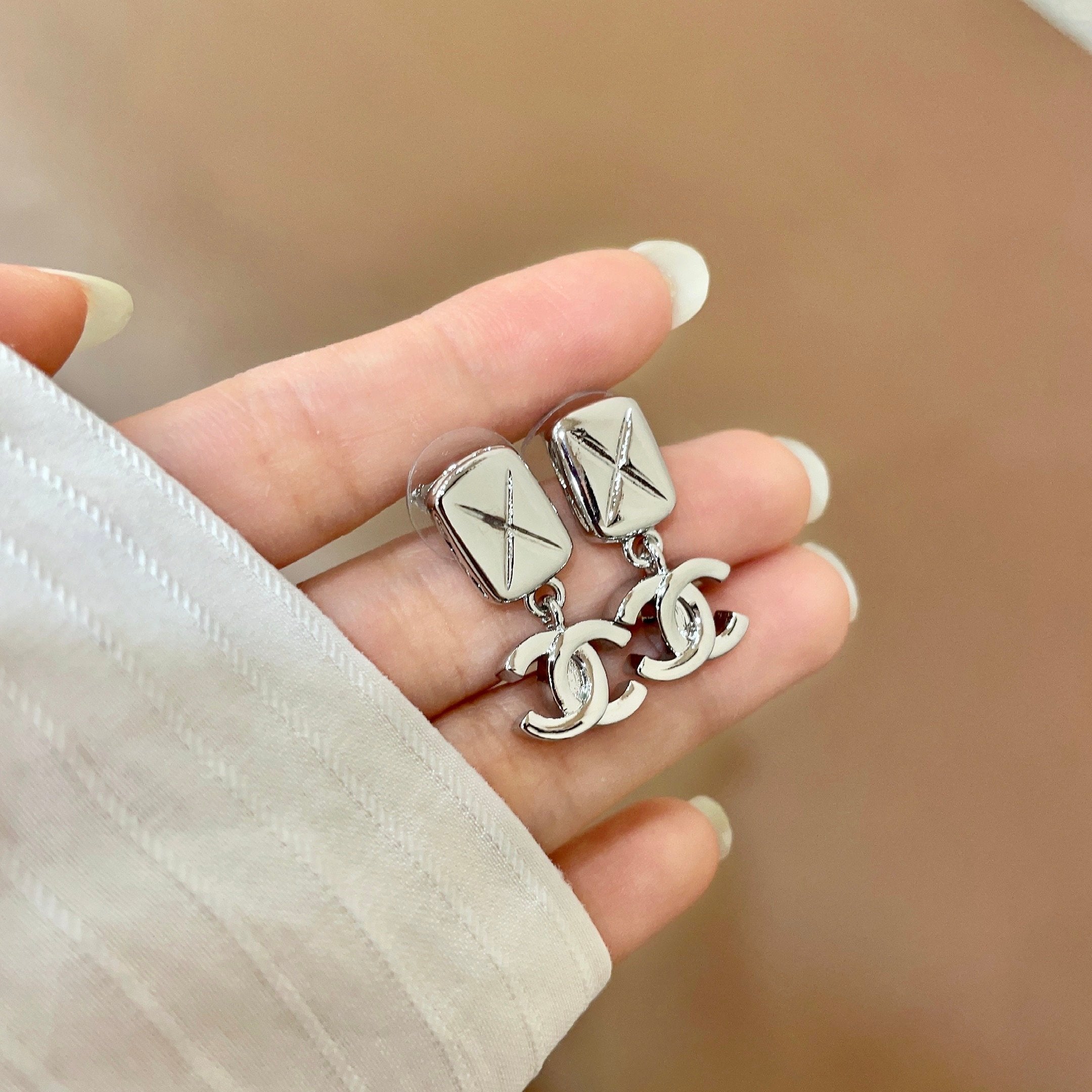 CHANEL 26S DOUBLE C LOGO QUILTED RECTANGULAR DROP EARRINGS IN SILVER METAL 630071