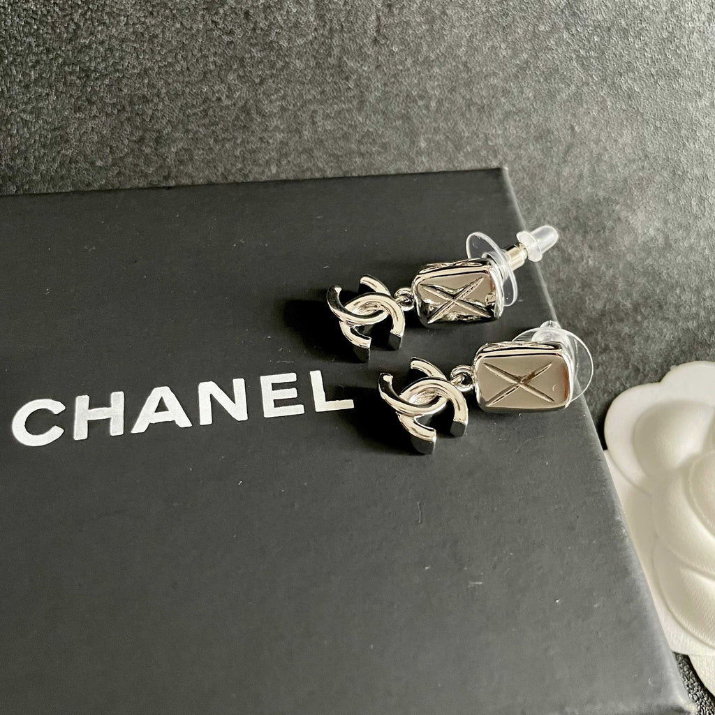 CHANEL 26S DOUBLE C LOGO QUILTED RECTANGULAR DROP EARRINGS IN SILVER METAL 630071