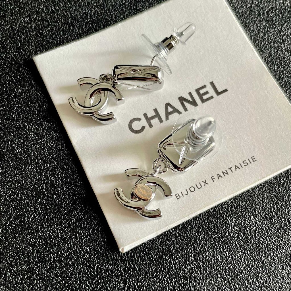 CHANEL 26S DOUBLE C LOGO QUILTED RECTANGULAR DROP EARRINGS IN SILVER METAL 630071