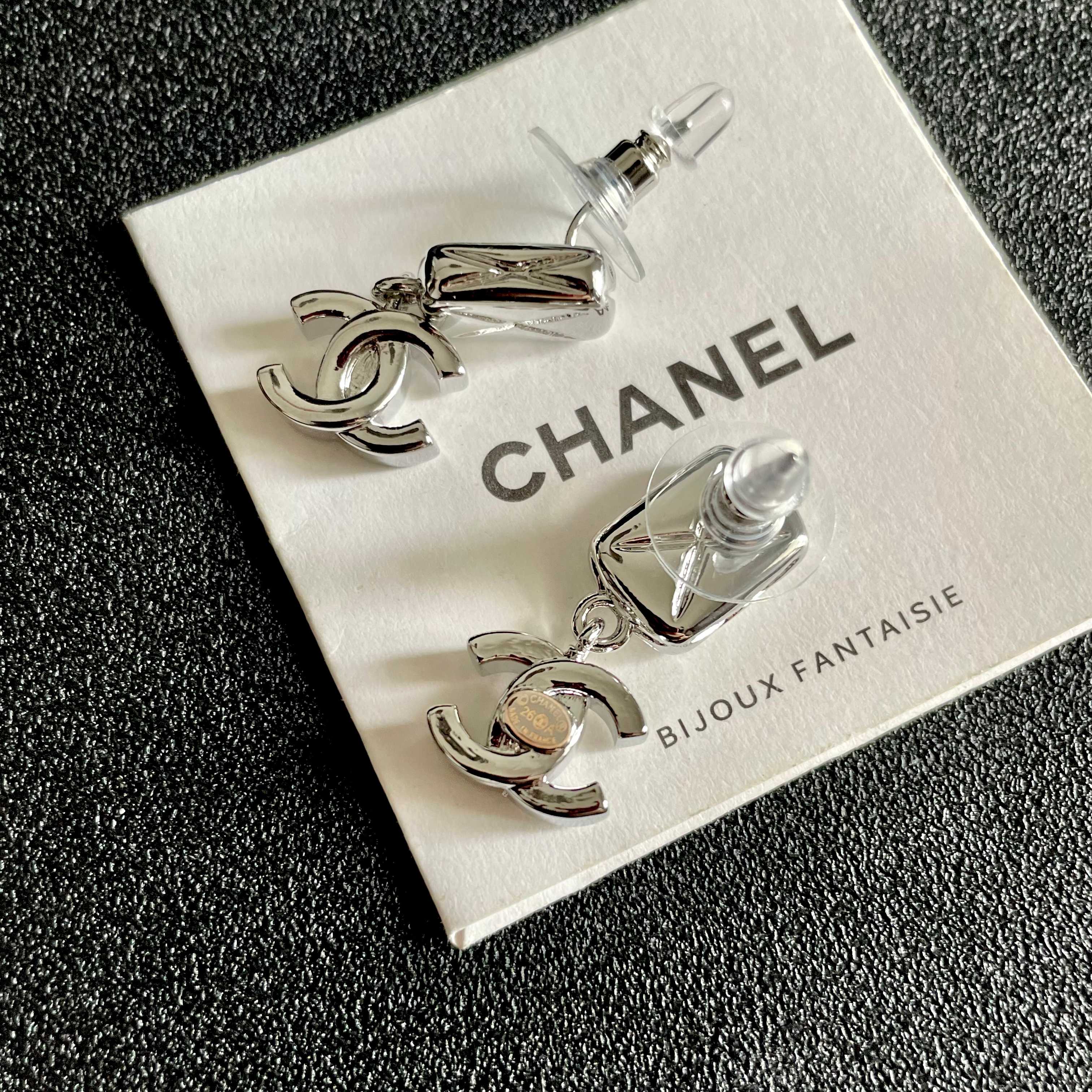 CHANEL 26S DOUBLE C LOGO QUILTED RECTANGULAR DROP EARRINGS IN SILVER METAL 630071