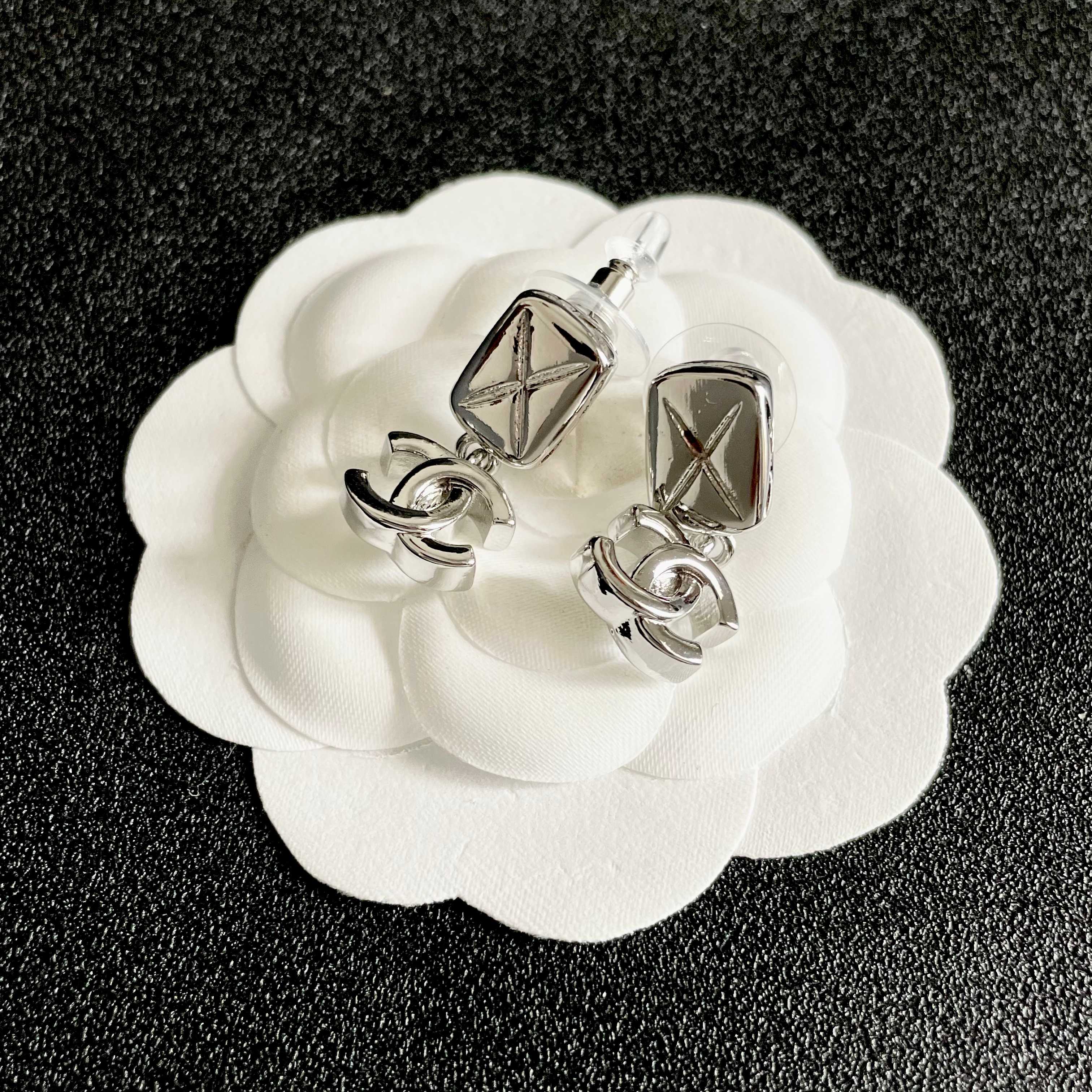 CHANEL 26S DOUBLE C LOGO QUILTED RECTANGULAR DROP EARRINGS IN SILVER METAL 630071