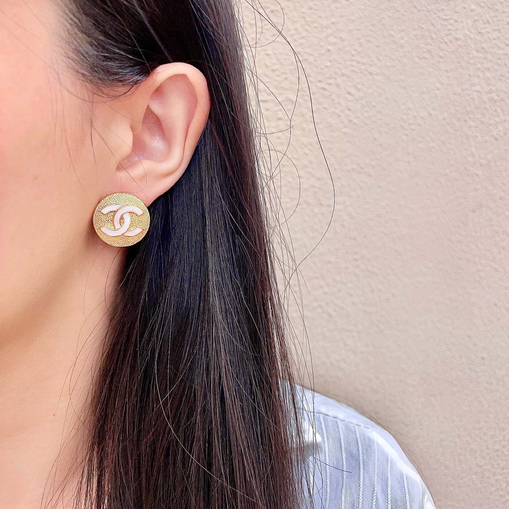 CHANEL 26S DOUBLE C LOGO WHITE ENAMEL TEXTURED ROUND STUD EARRINGS IN GOLD METAL 630072