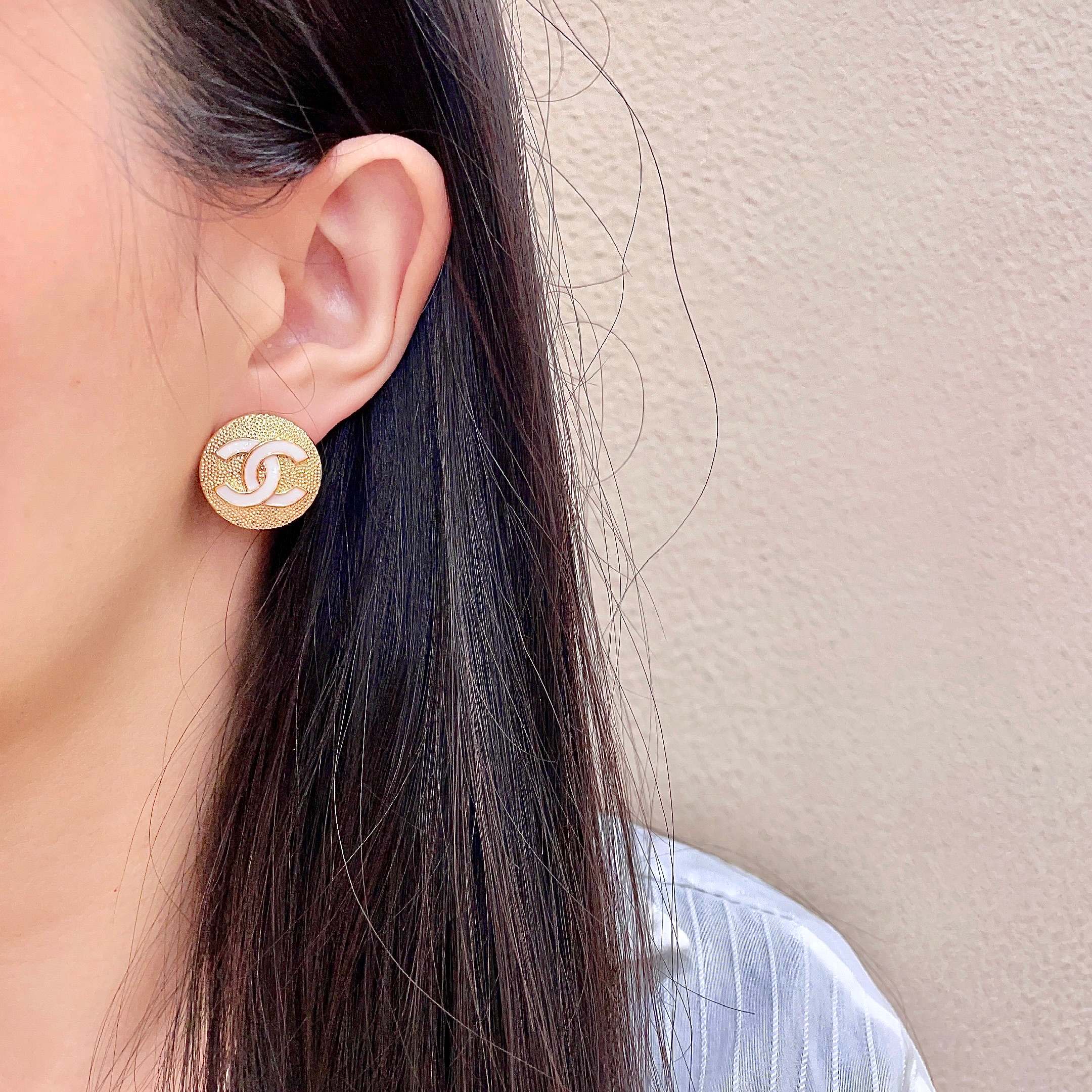 CHANEL 26S DOUBLE C LOGO WHITE ENAMEL TEXTURED ROUND STUD EARRINGS IN GOLD METAL 630072